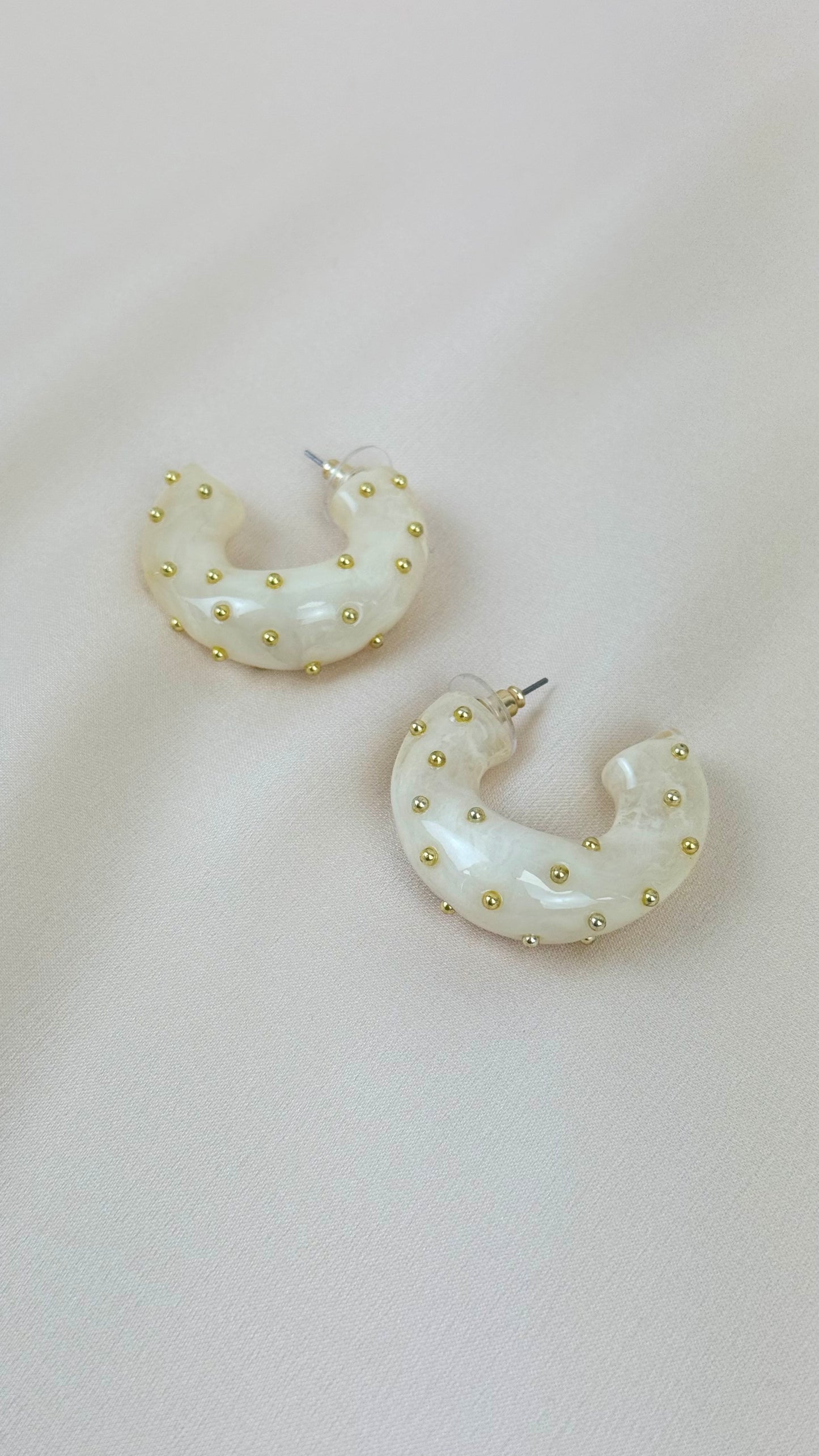 Brincos argolas acrílico pérola com pintas douradas