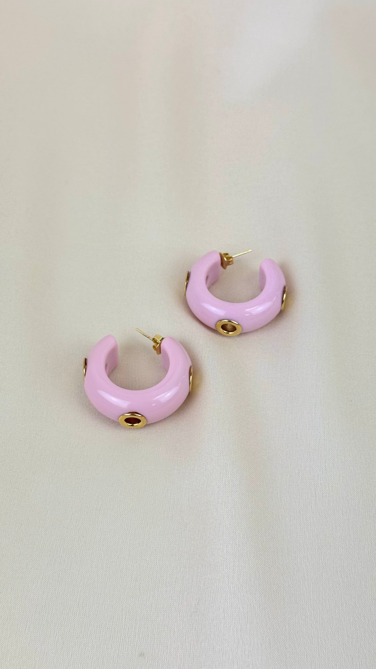 Argola pequenas em acrílico rosa com ilhós aço dourado