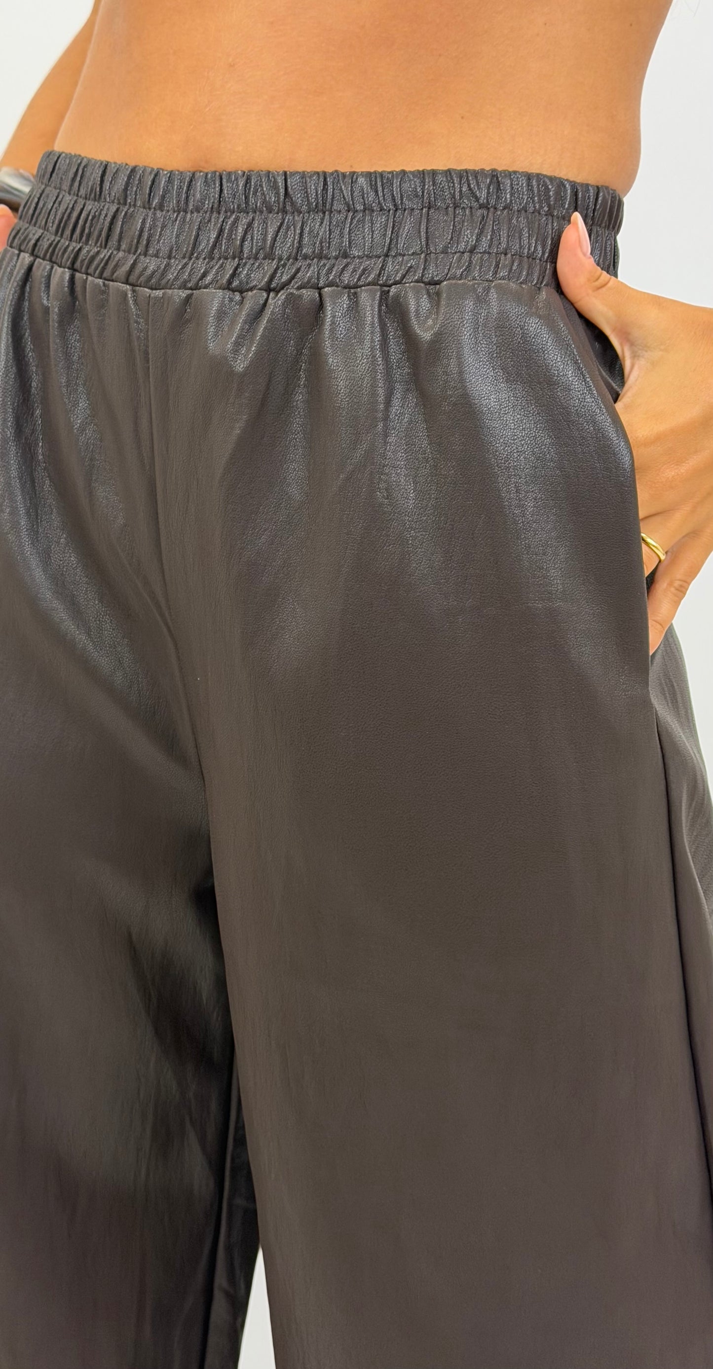 Calça estilo napa larga com elástico castanho