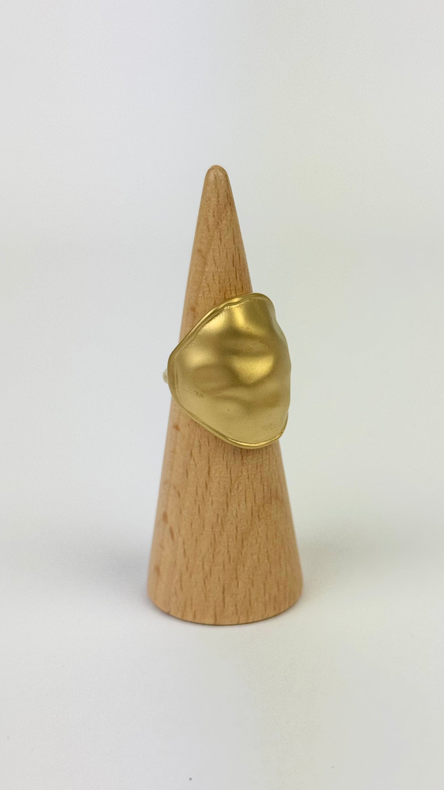 Anel aço dourado martelado baço