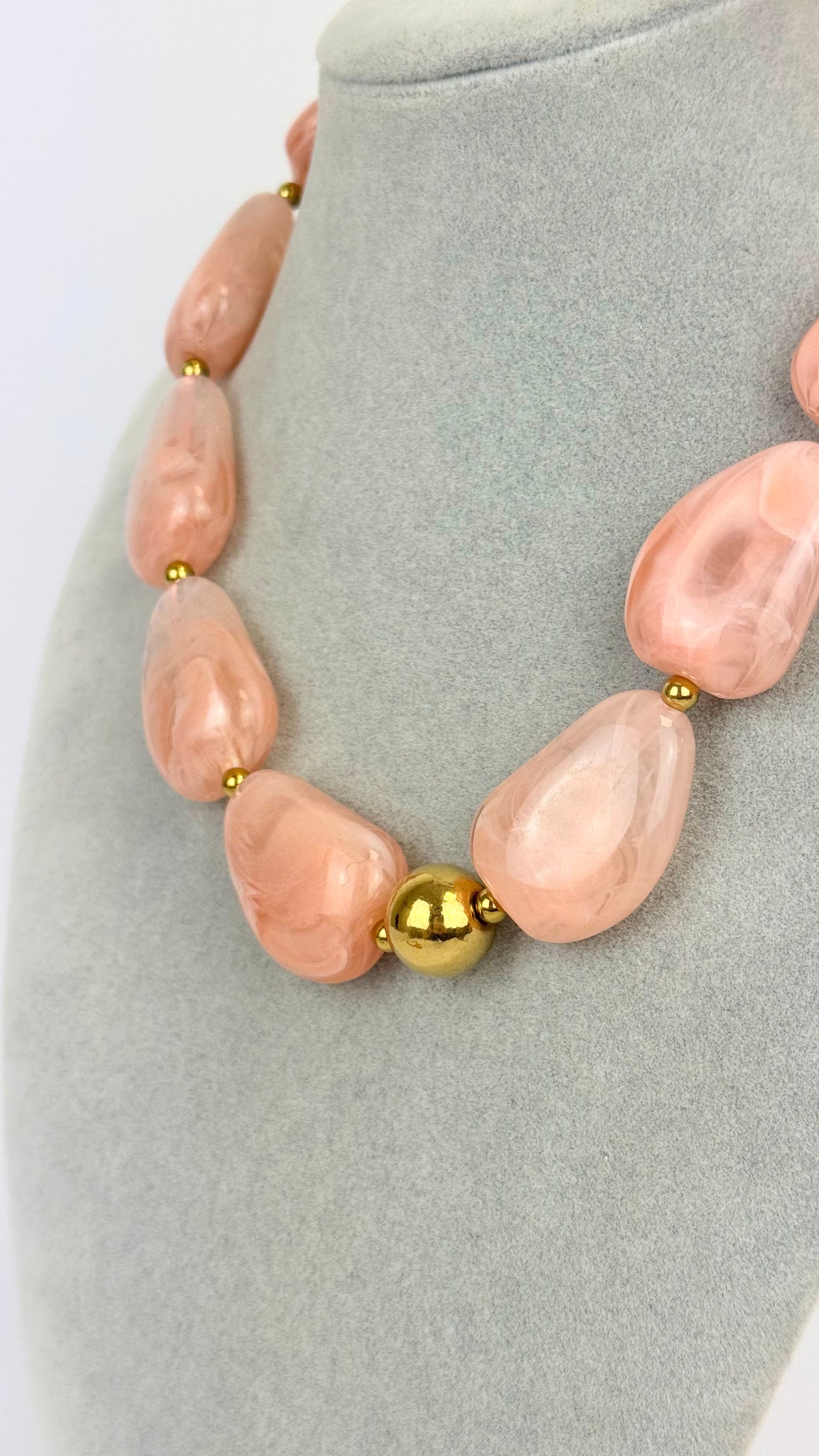 Colar peças em acrílico rosa