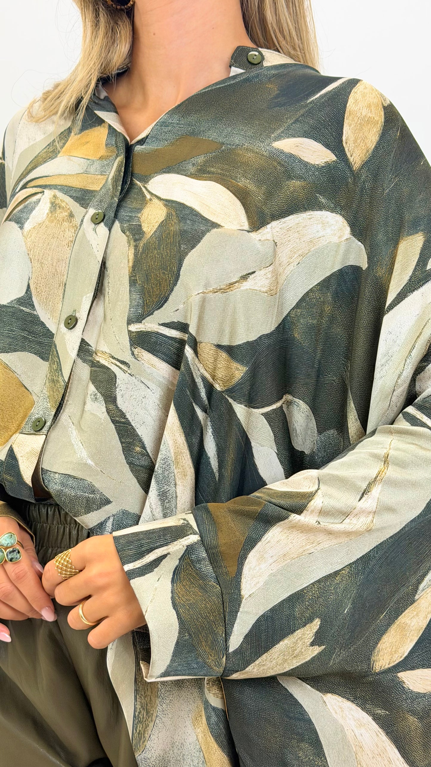 Blusa/poncho acetinada folhas tons verde