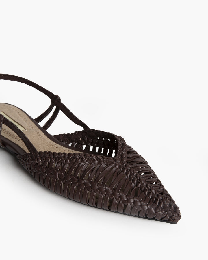 Sapato raso entrançado castanho