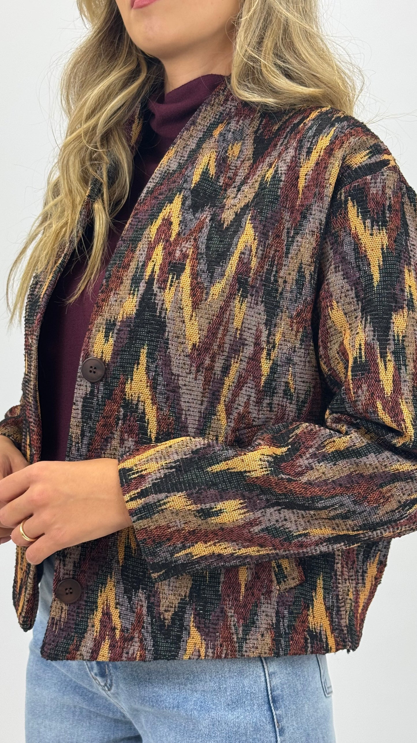 Casaco zig-zag tons preto, bordeaux e mostarda