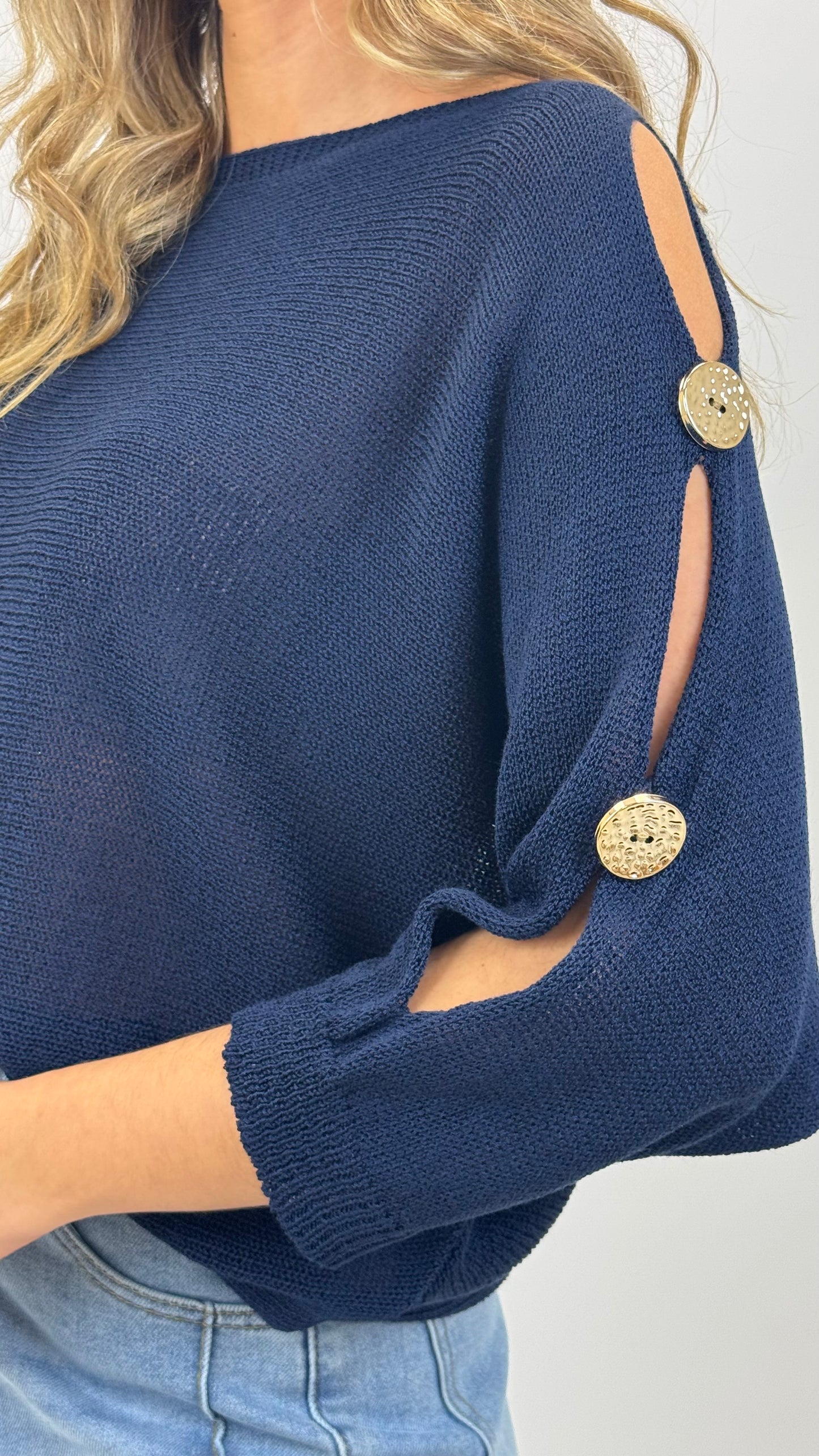 Camisola meia-estação azul-marinho com detalhes dourados na manga