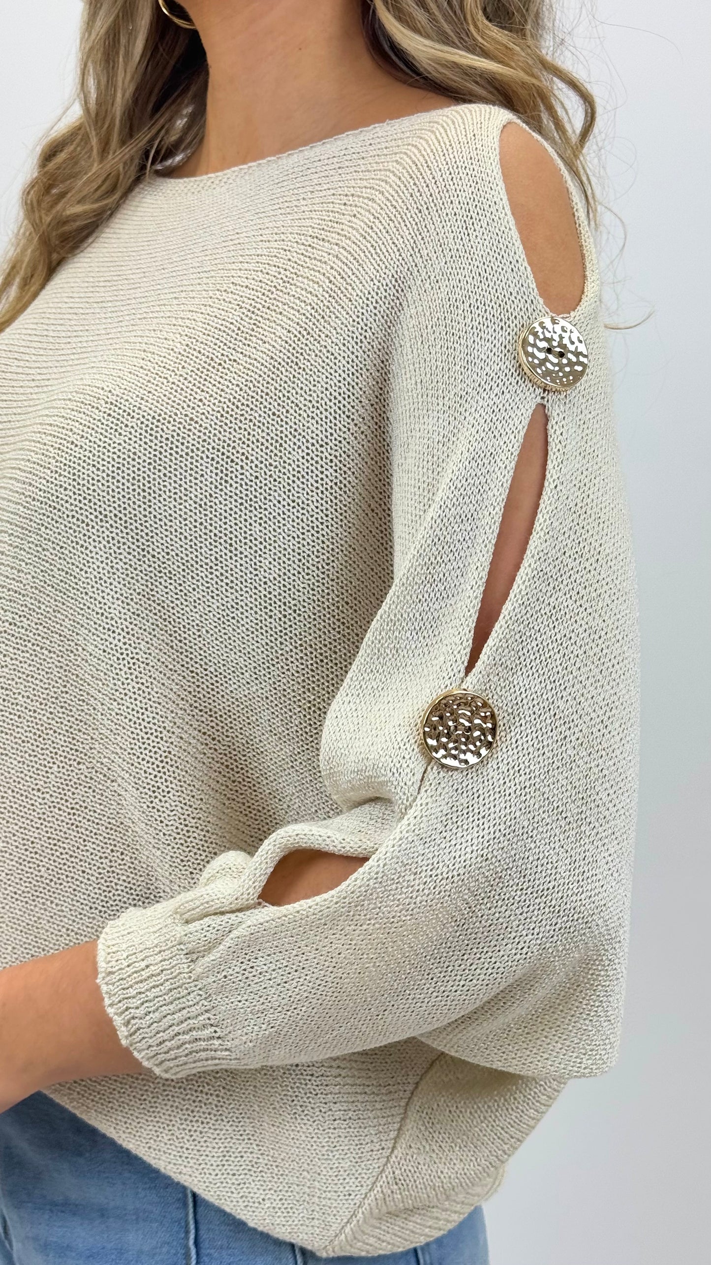 Camisola meia-estação bege com detalhes dourados na manga