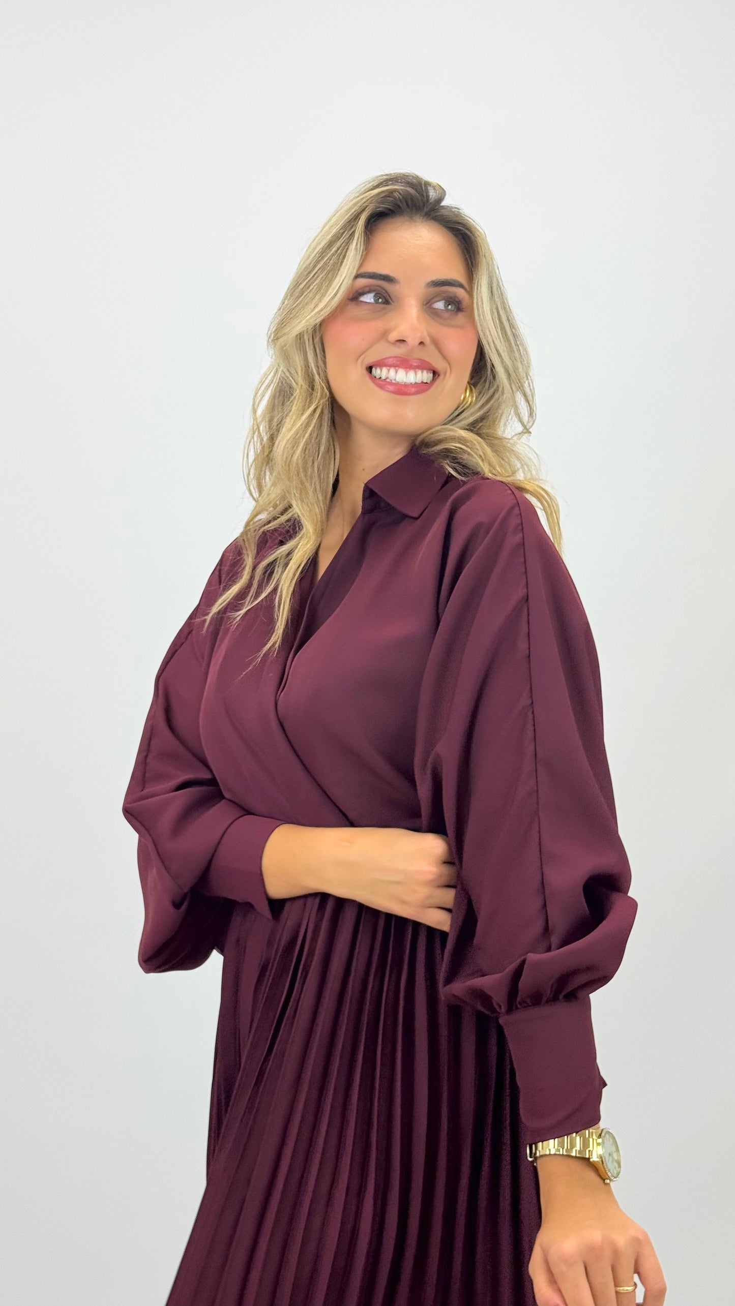 Vestido midi bordeaux com saia plissada