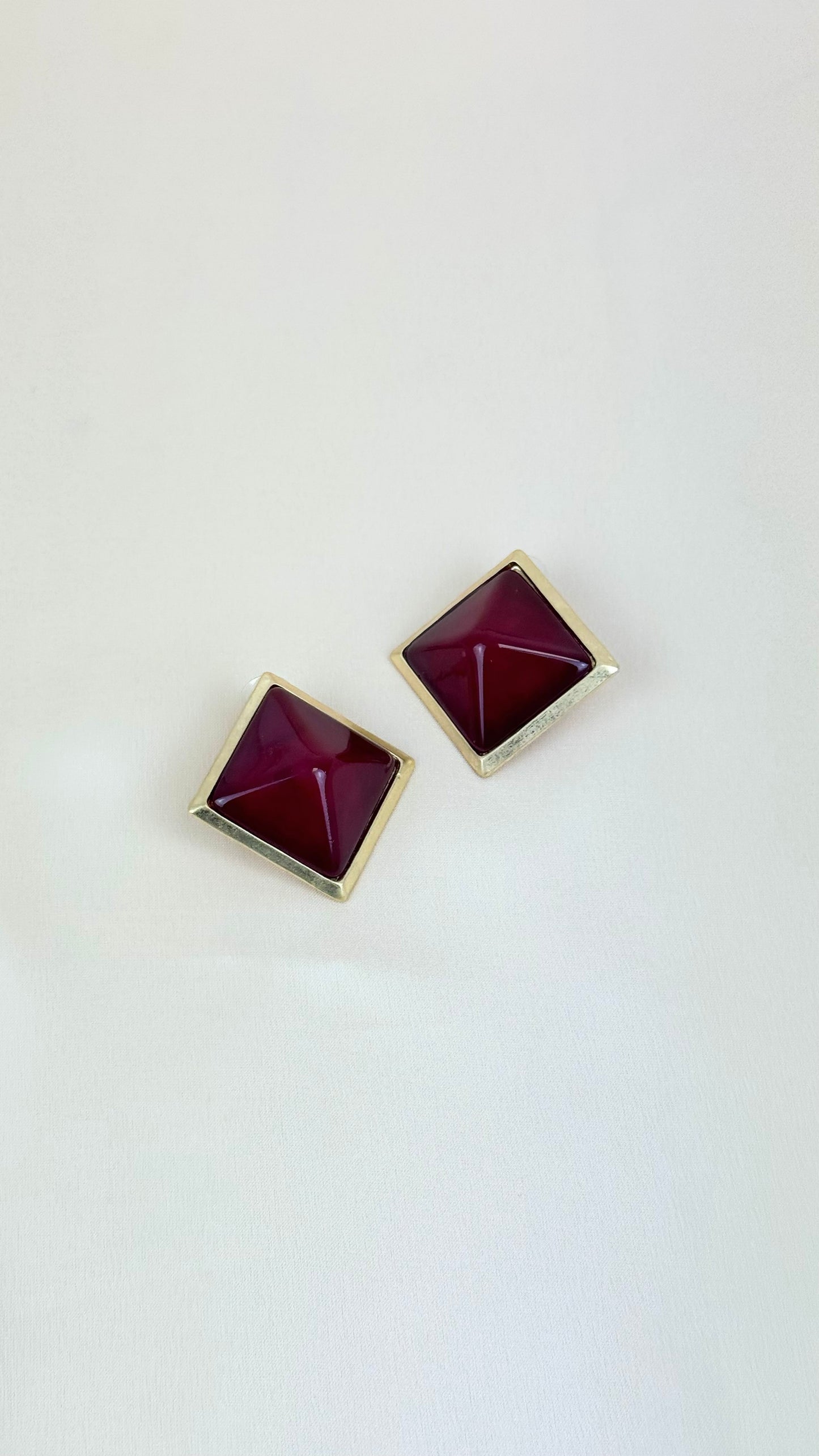 Brincos quadrados bordeaux com rebordo dourado