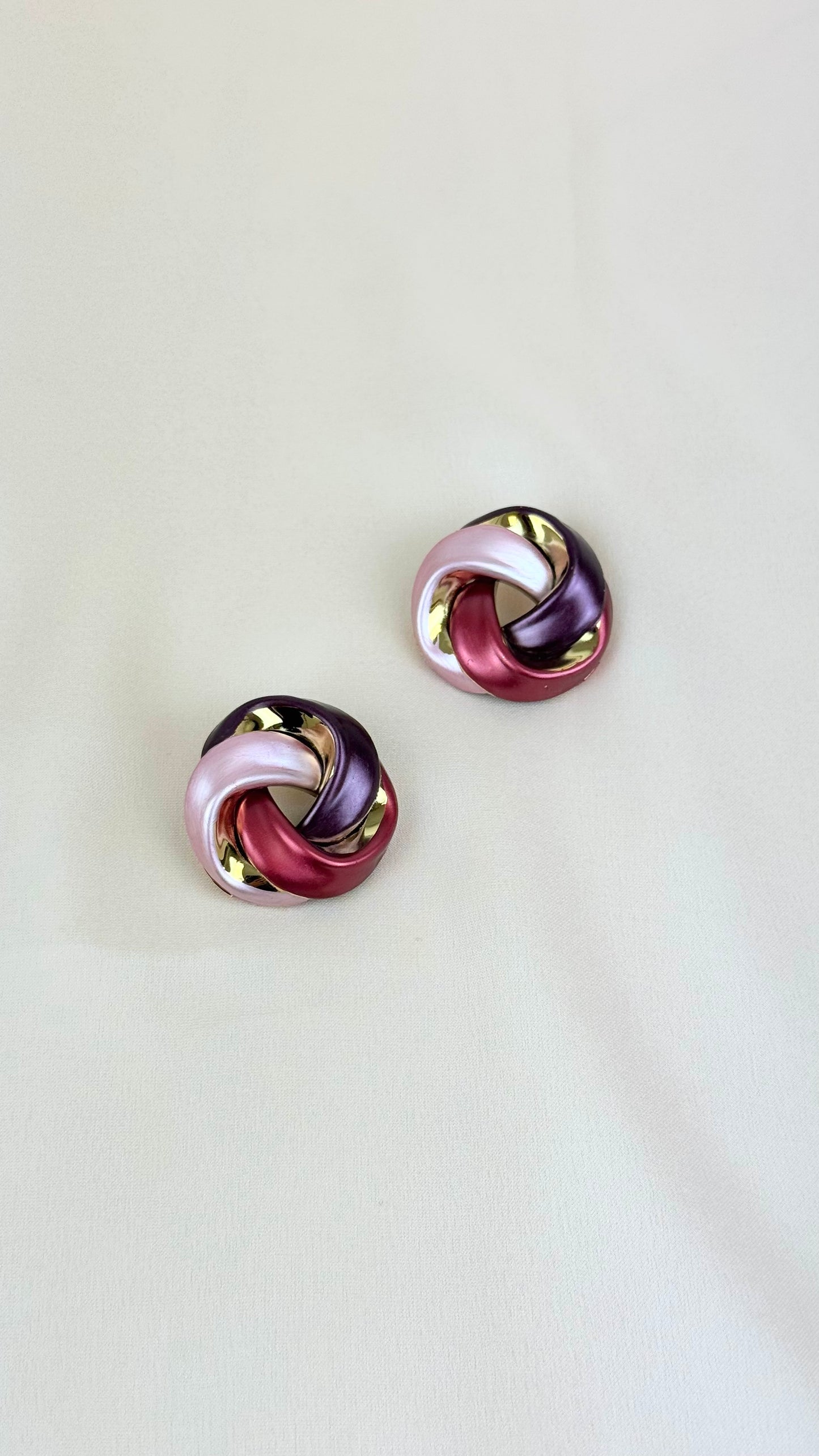 Brincos entrelaçados tons bordeaux e dourado