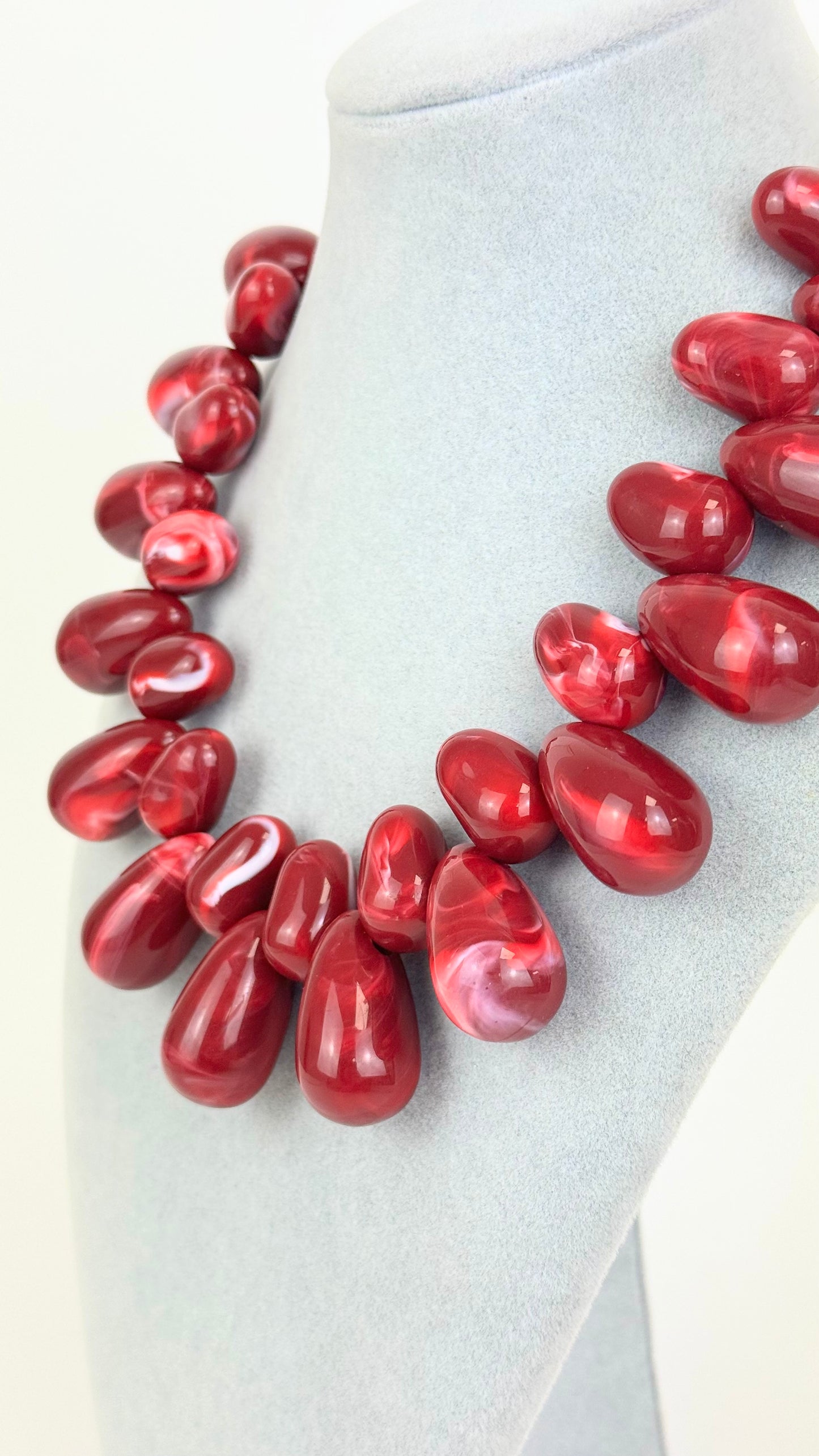 Colar gotas acrílico bordeaux/avermelhado