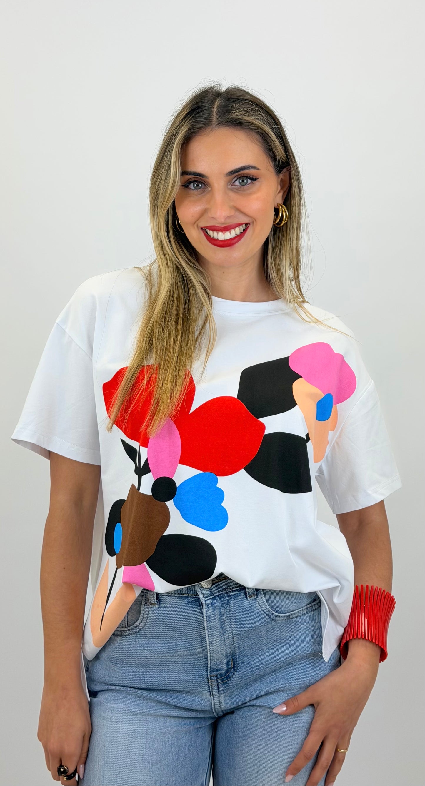 T-shirt branca com estampado colorido