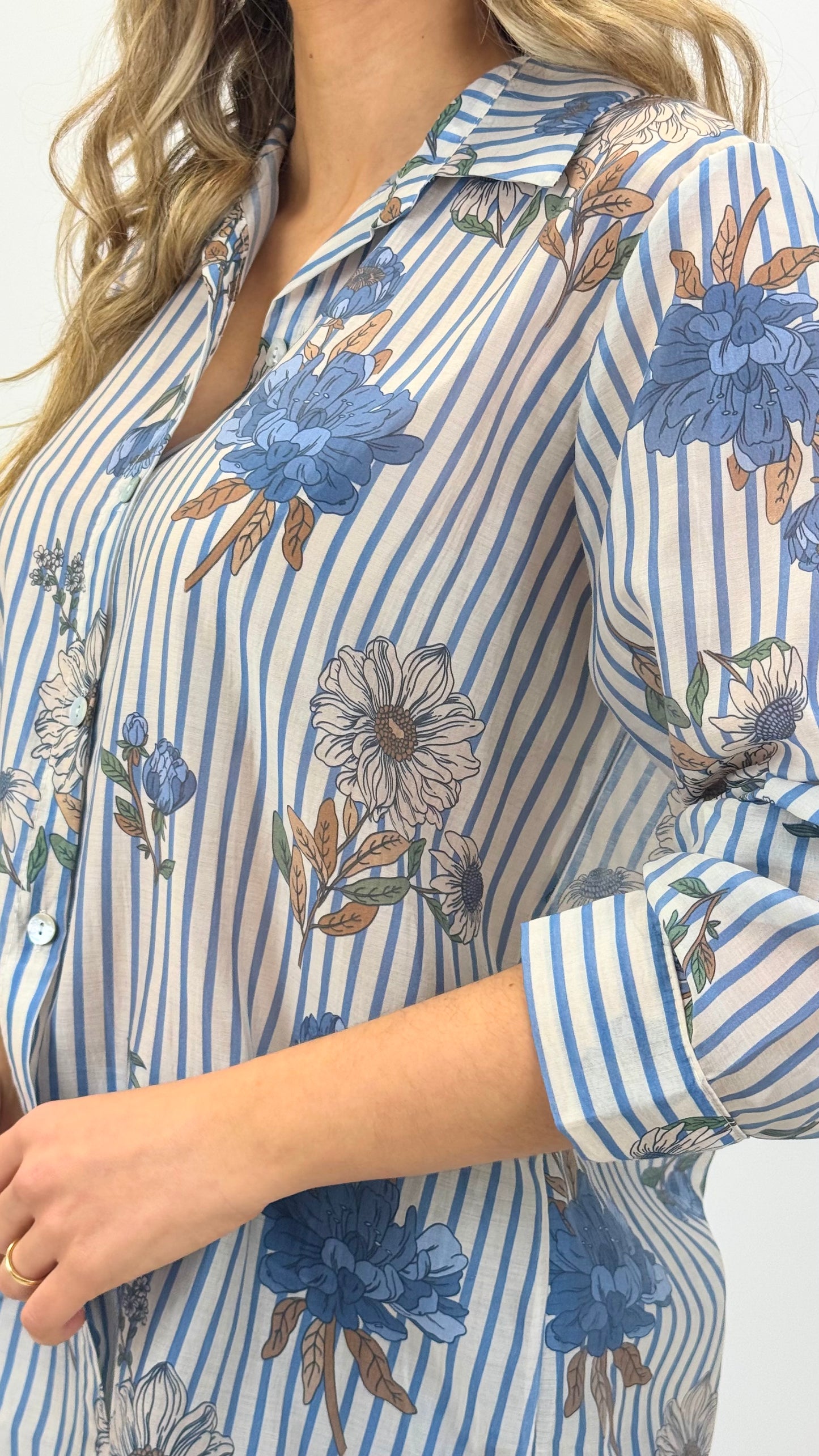 Camisa riscas azul e pérola com estampado floral