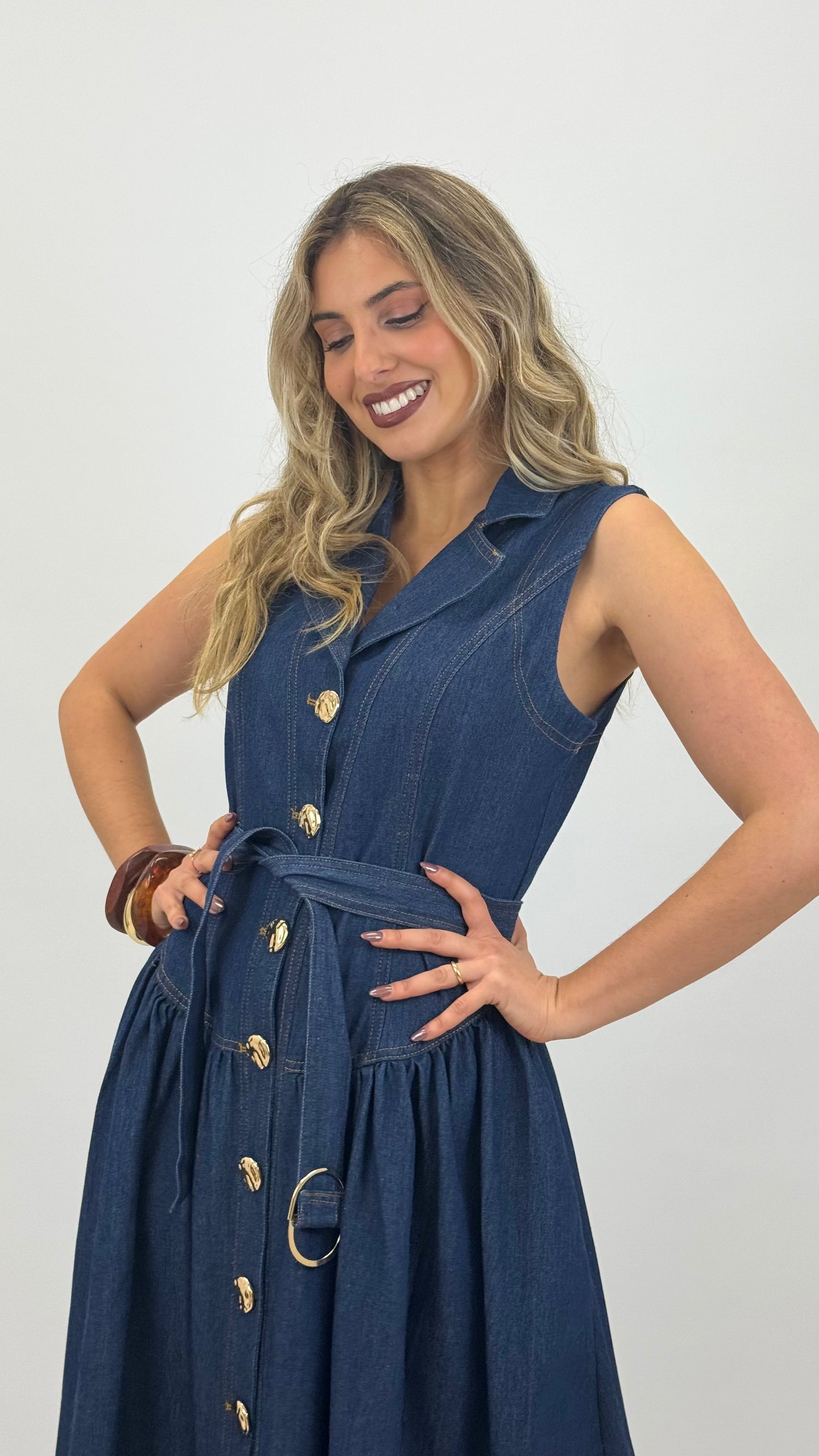 Vestido midi com botões dourados ganga-escura
