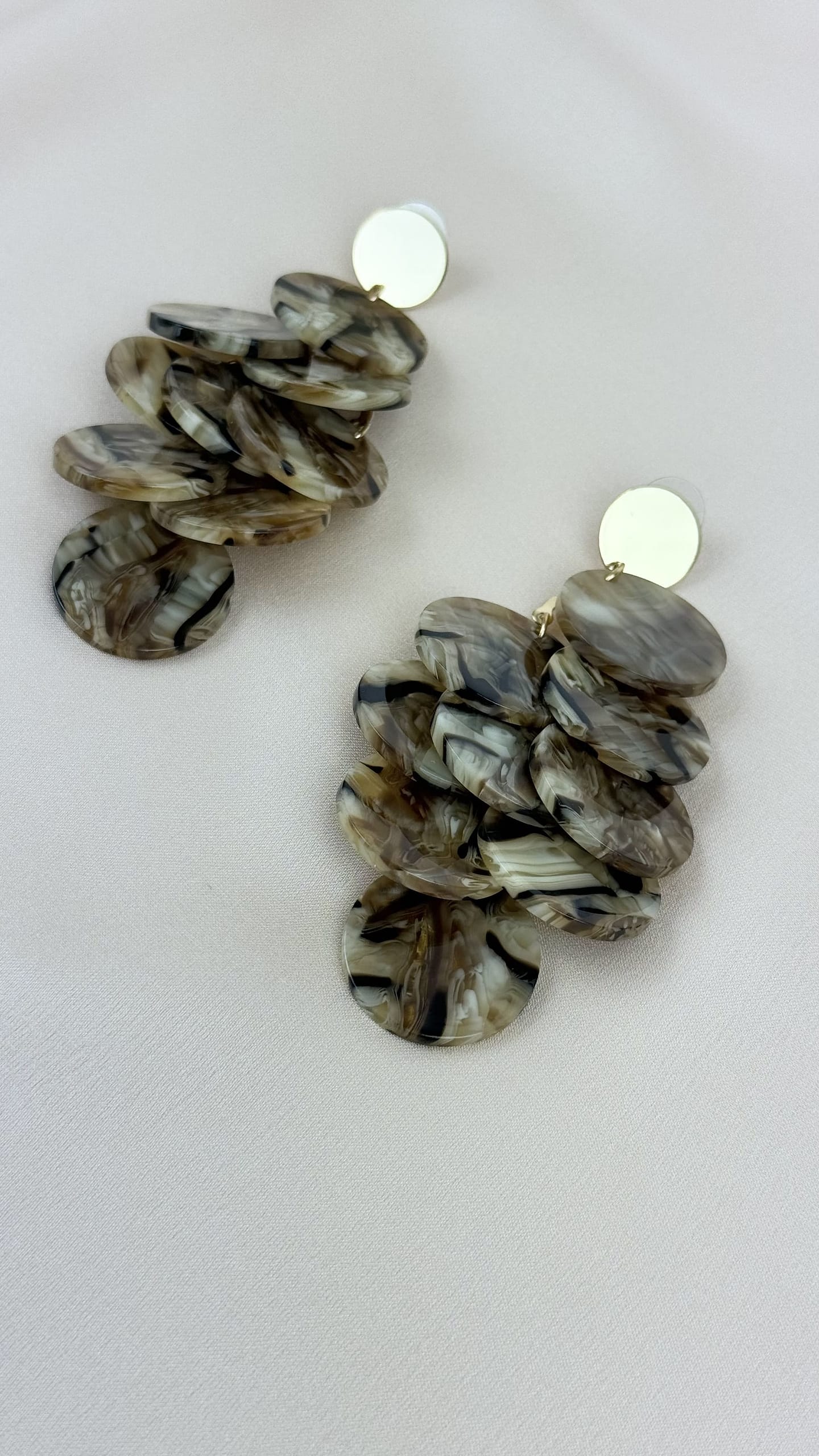 Brincos medalhas em acrílico tons castanho