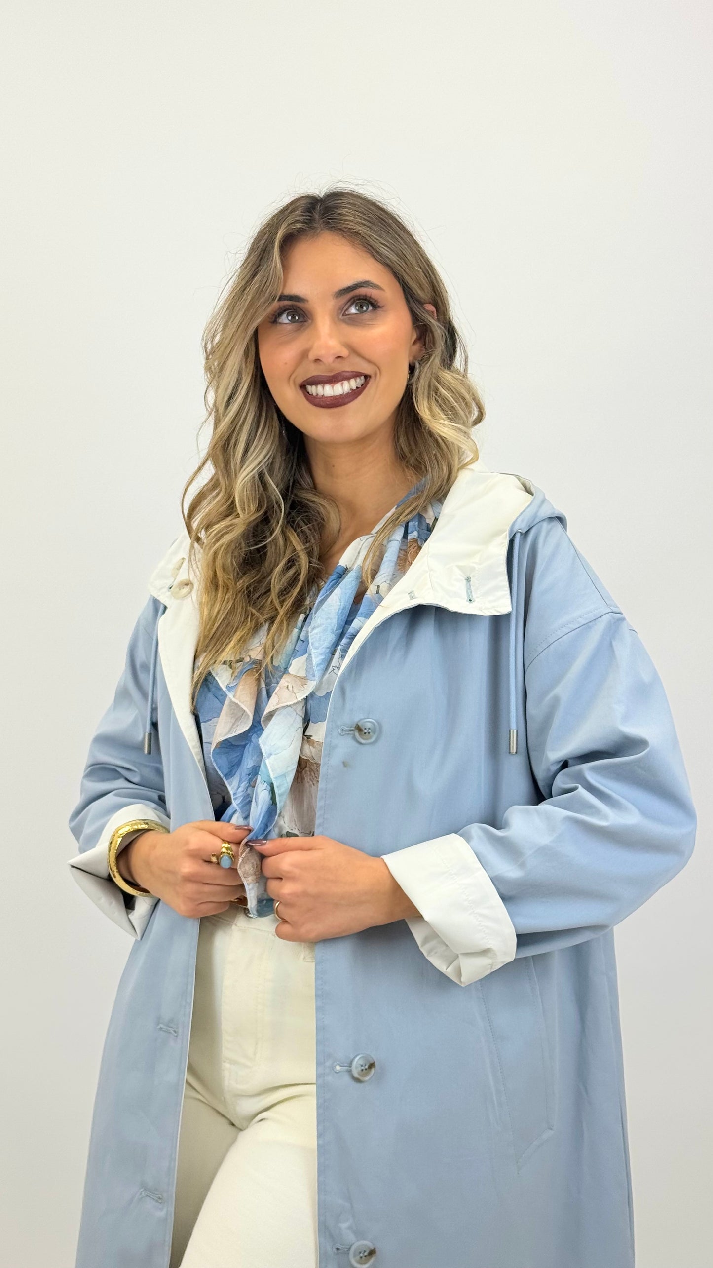 Parka comprida reversível azul-bebé e branco