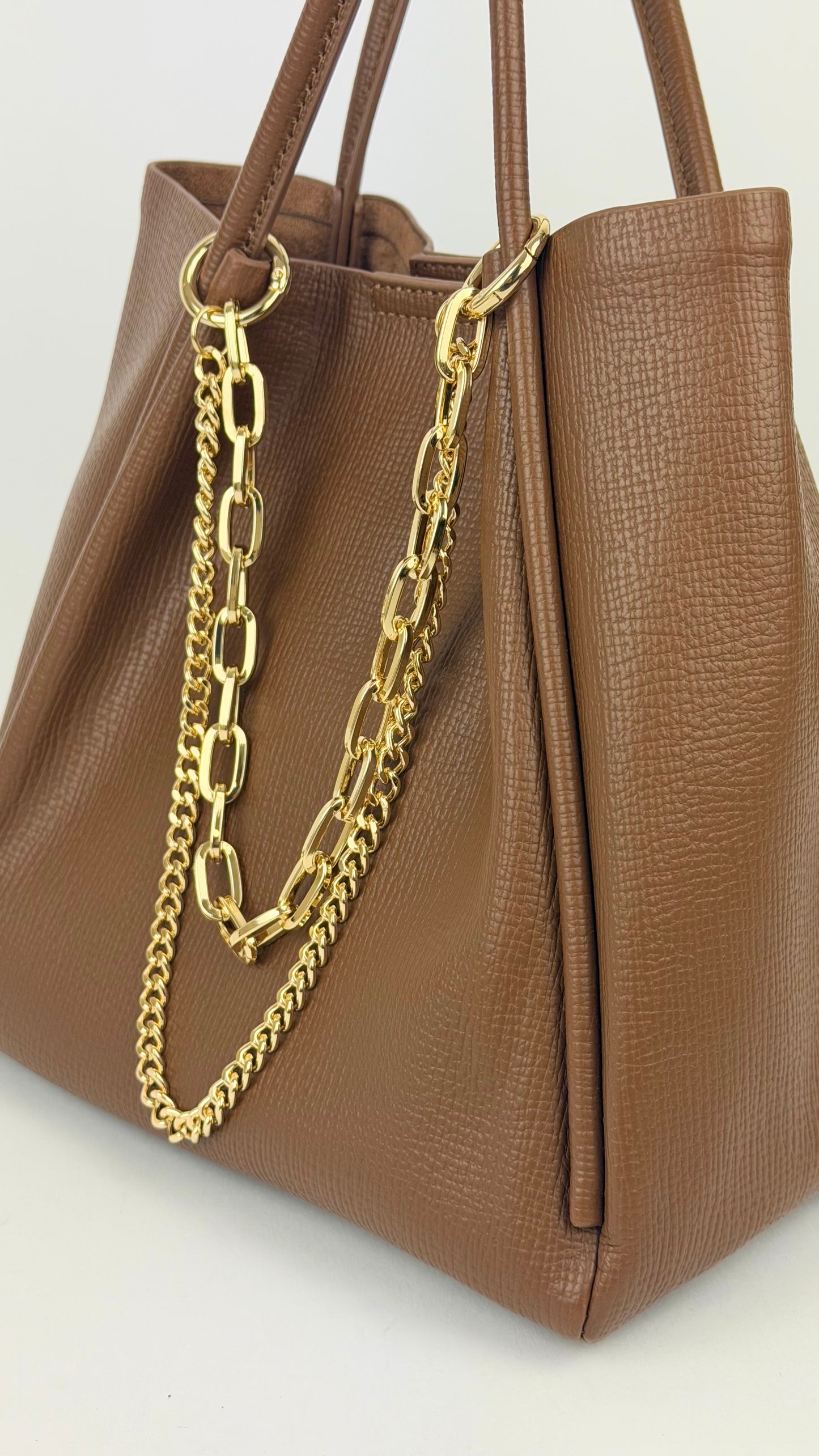 Carteira bucket eco-pele camel com correntes douradas