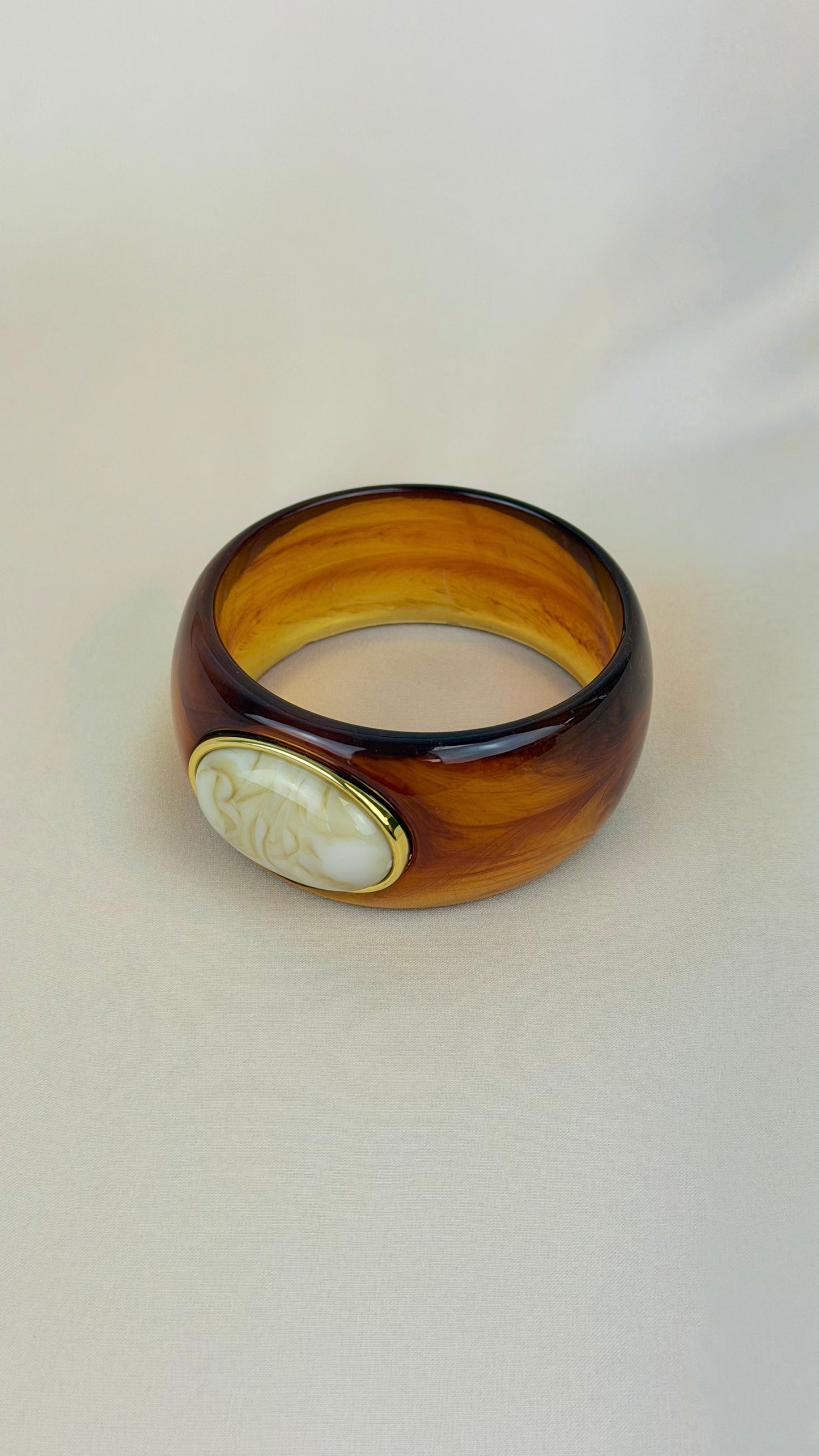 Pulseira acrílico ambar com pedra oval pérola