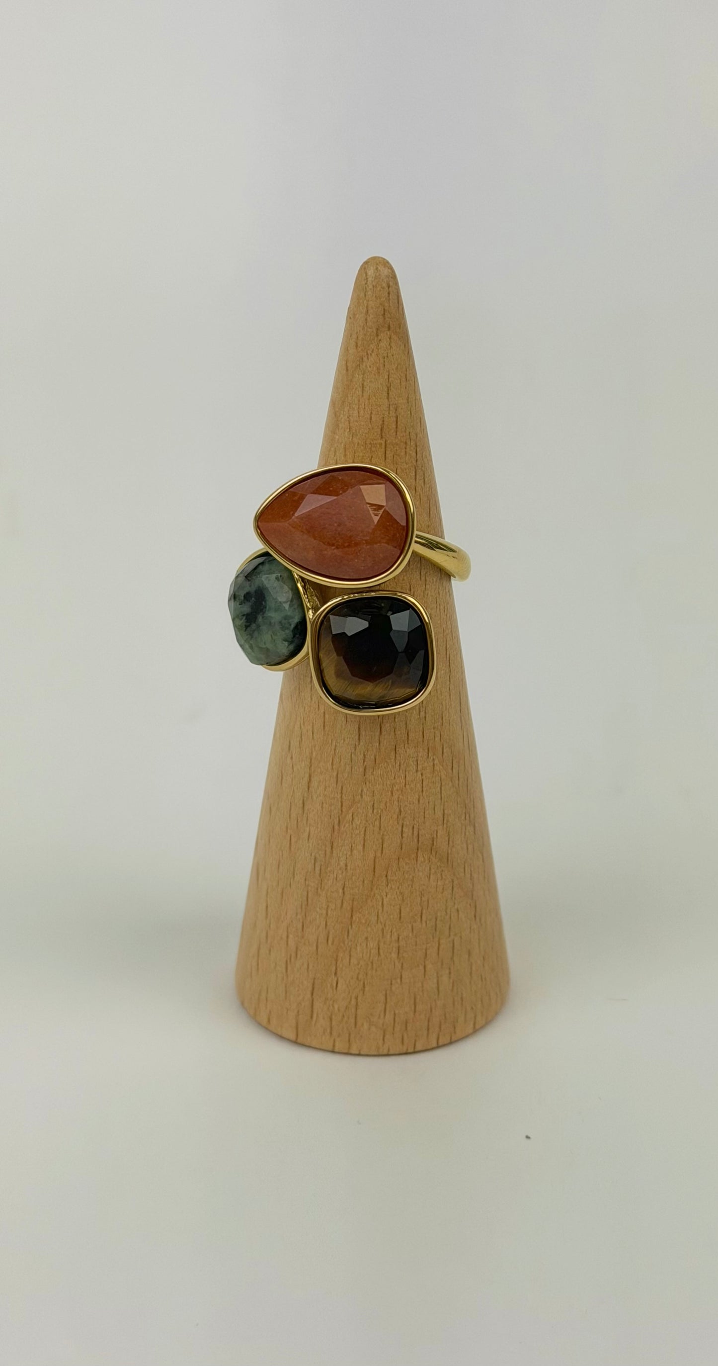 Anel aço dourado com pedras verde, castanho e camel