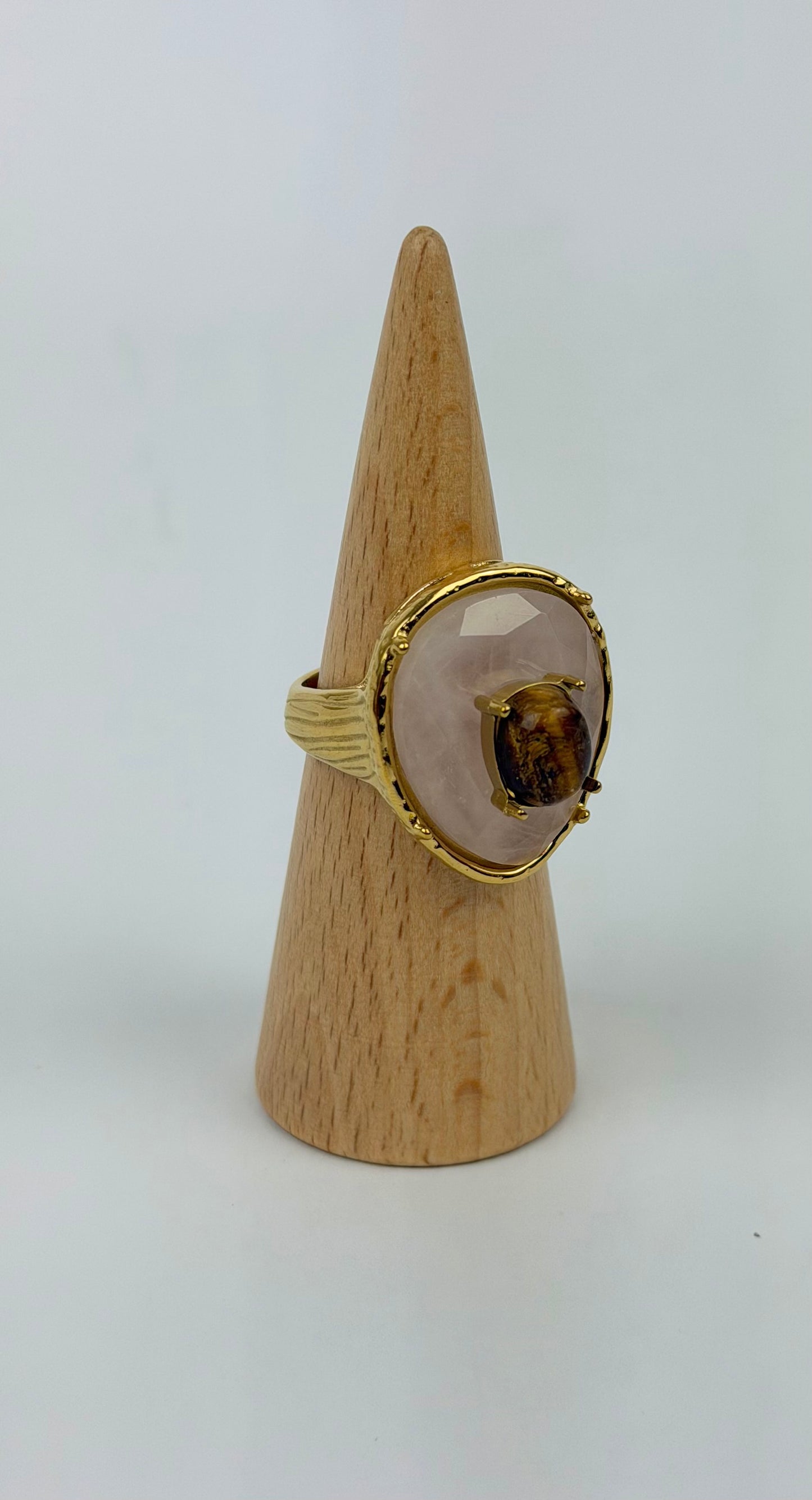Anel aço dourado com pedra pérola e castanha