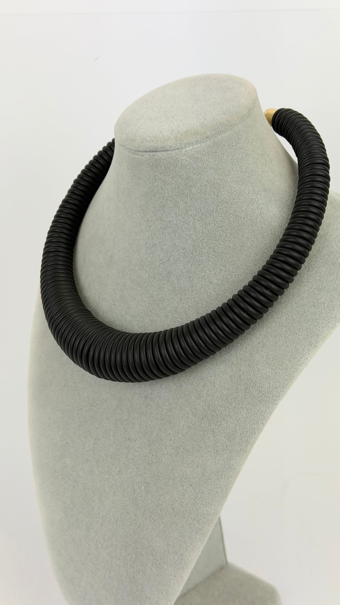Colar Madrid preto