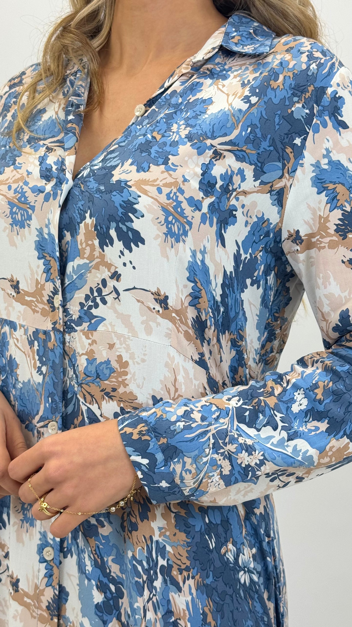 Vestido comprido estampado floral azul e bege