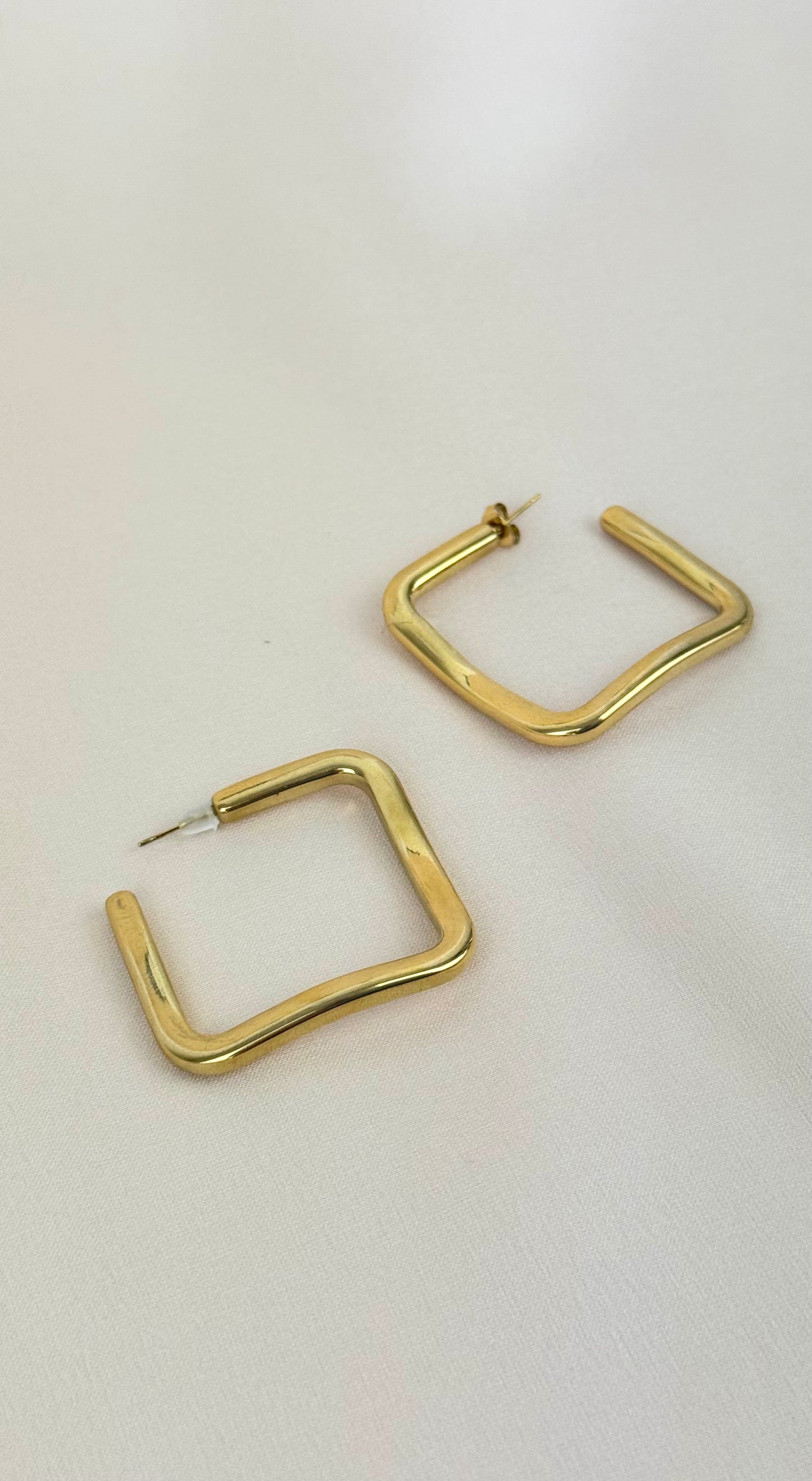 Brincos aço dourado formato quadrado