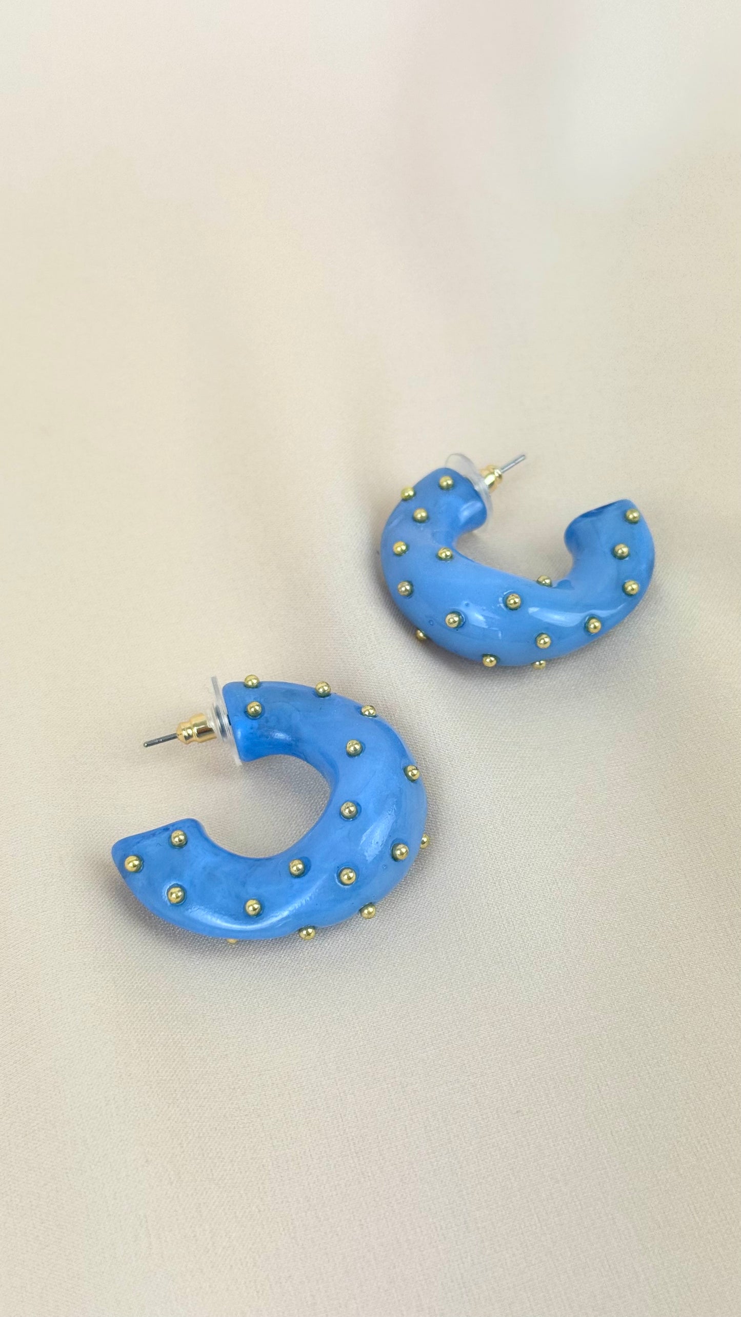 Brincos argolas acrílico azul com pintas douradas