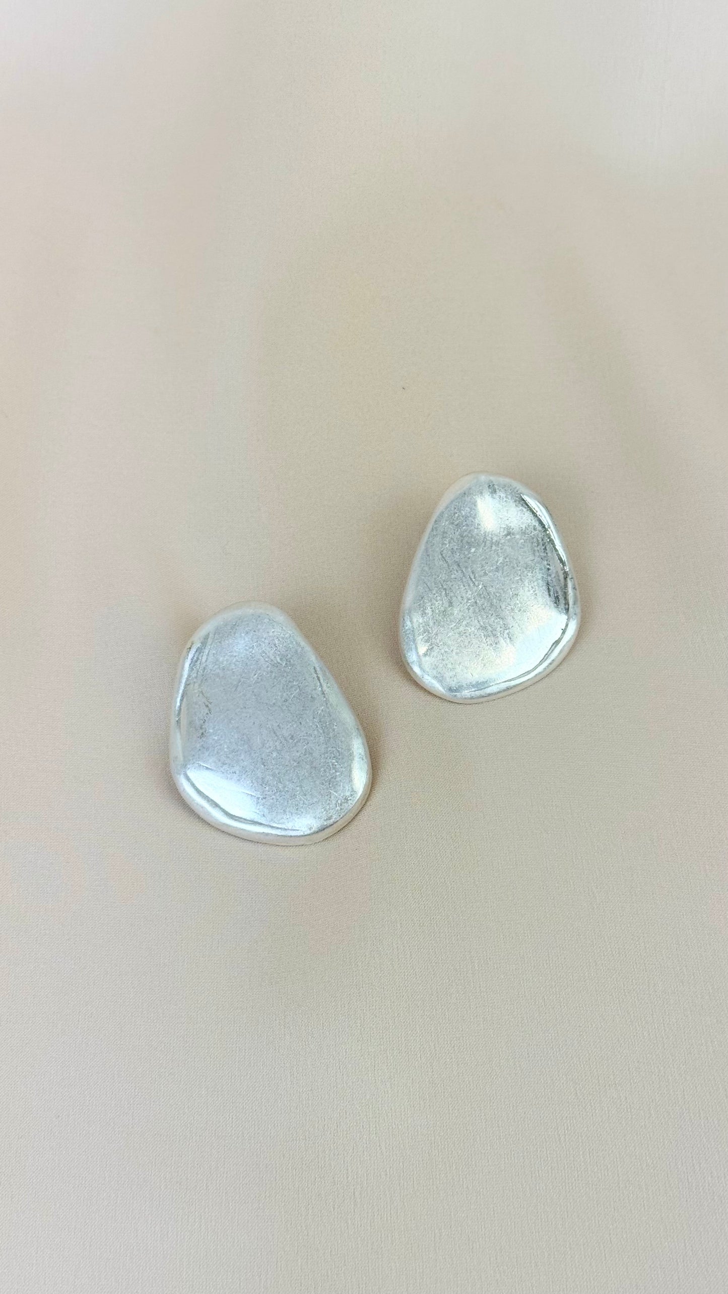 Brincos chapas prateado baço