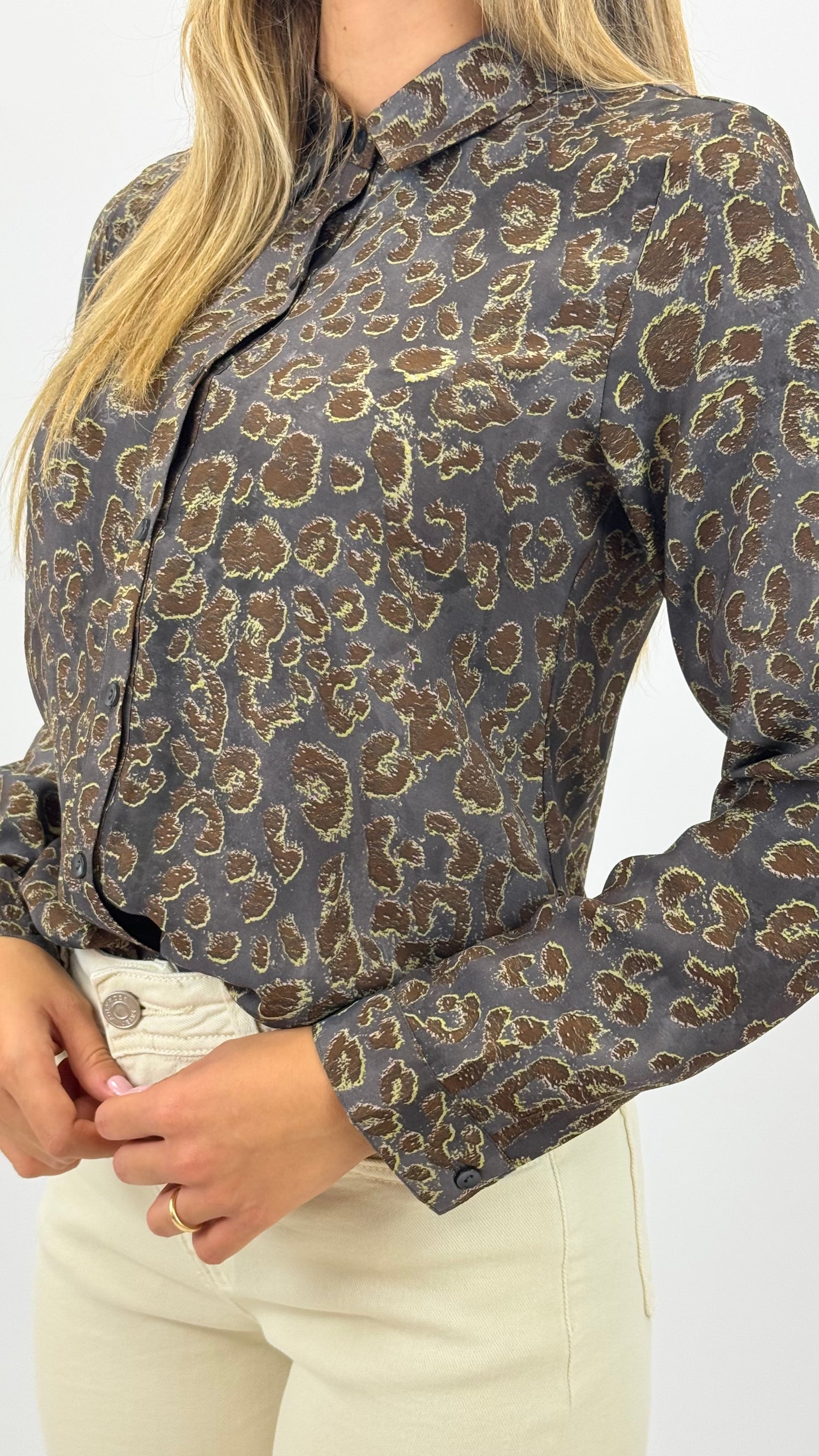 Blusa animal-print fundo castanho