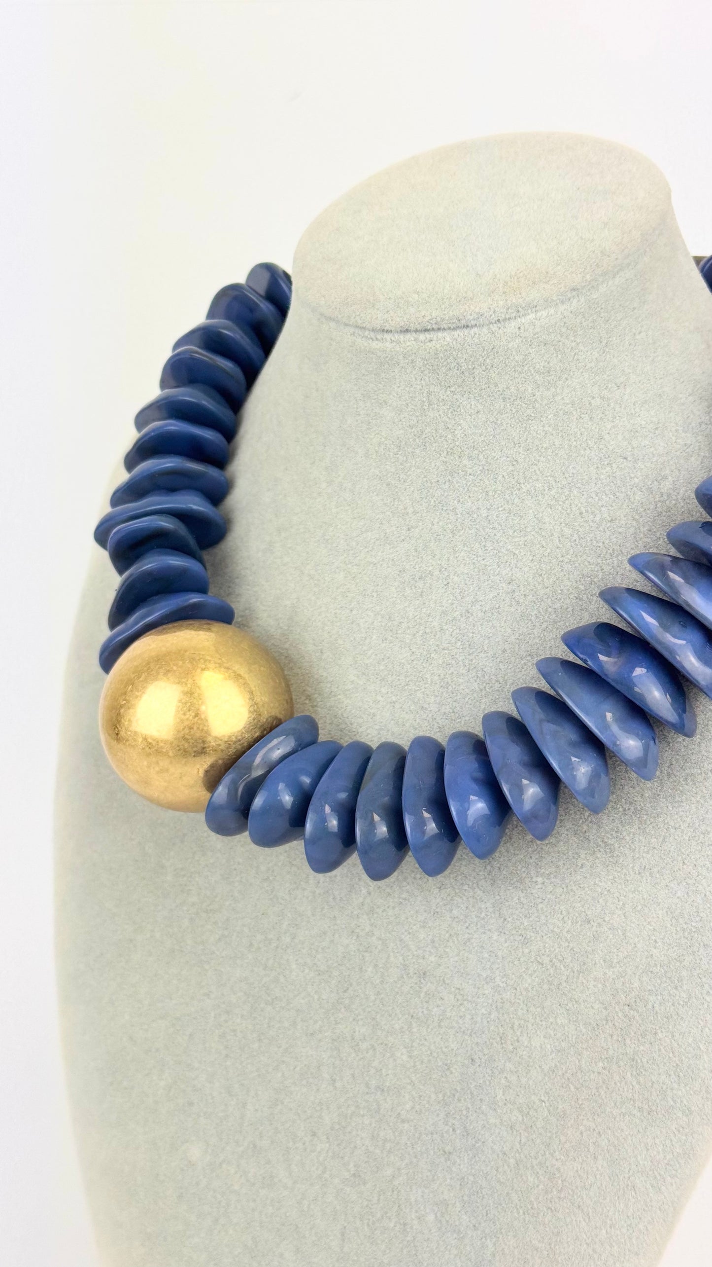 Colar peças em acrílico azul com bola dourada