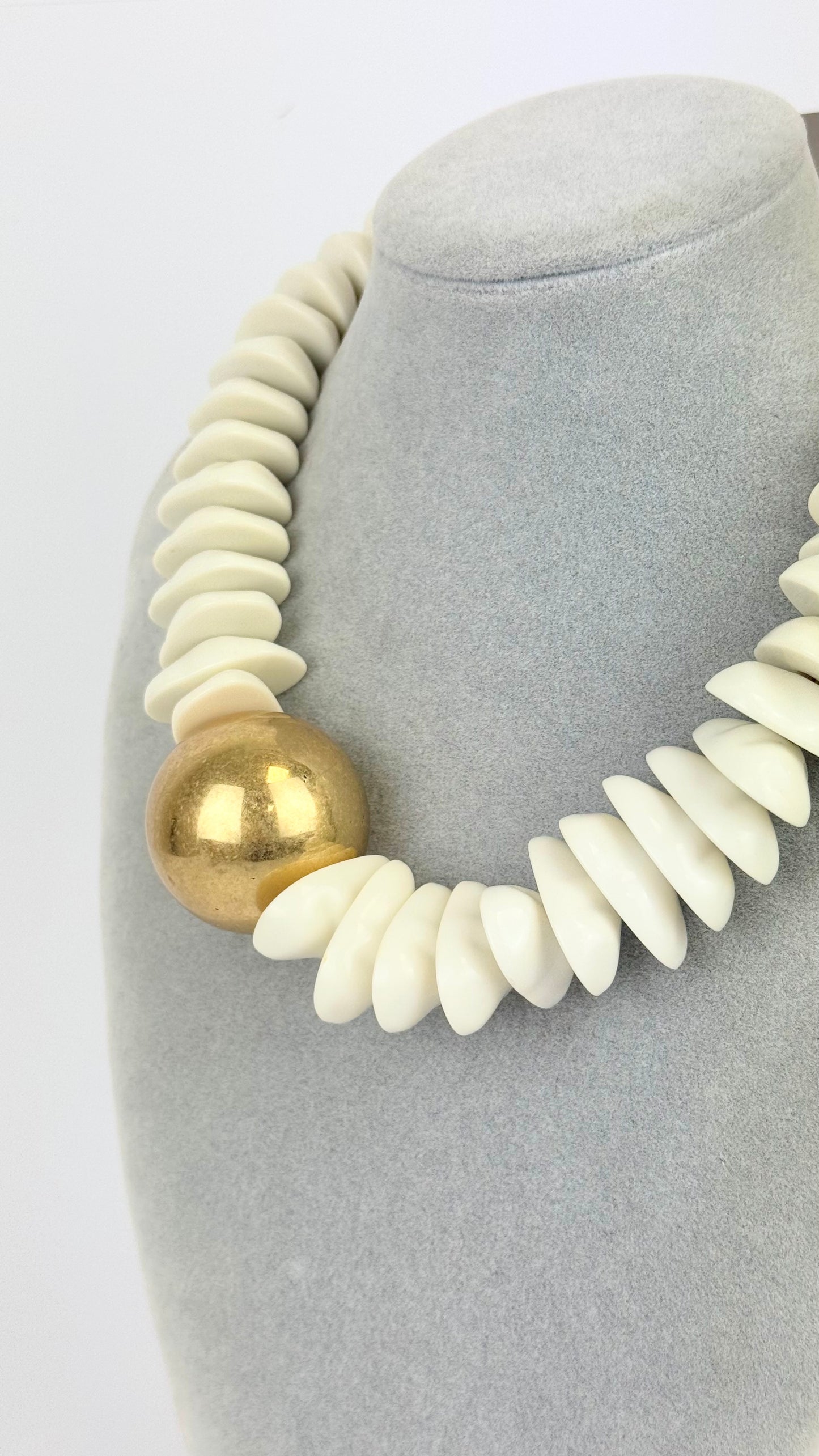 Colar peças em acrílico pérola com bola dourada