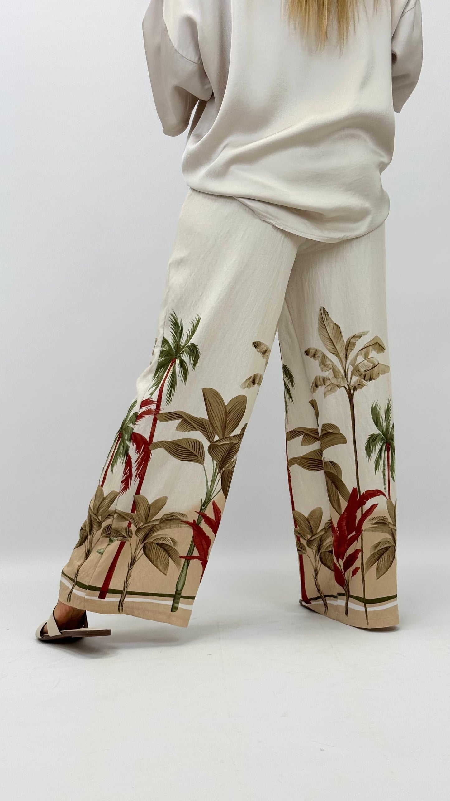 Pantalona fundo creme com estampado tropical
