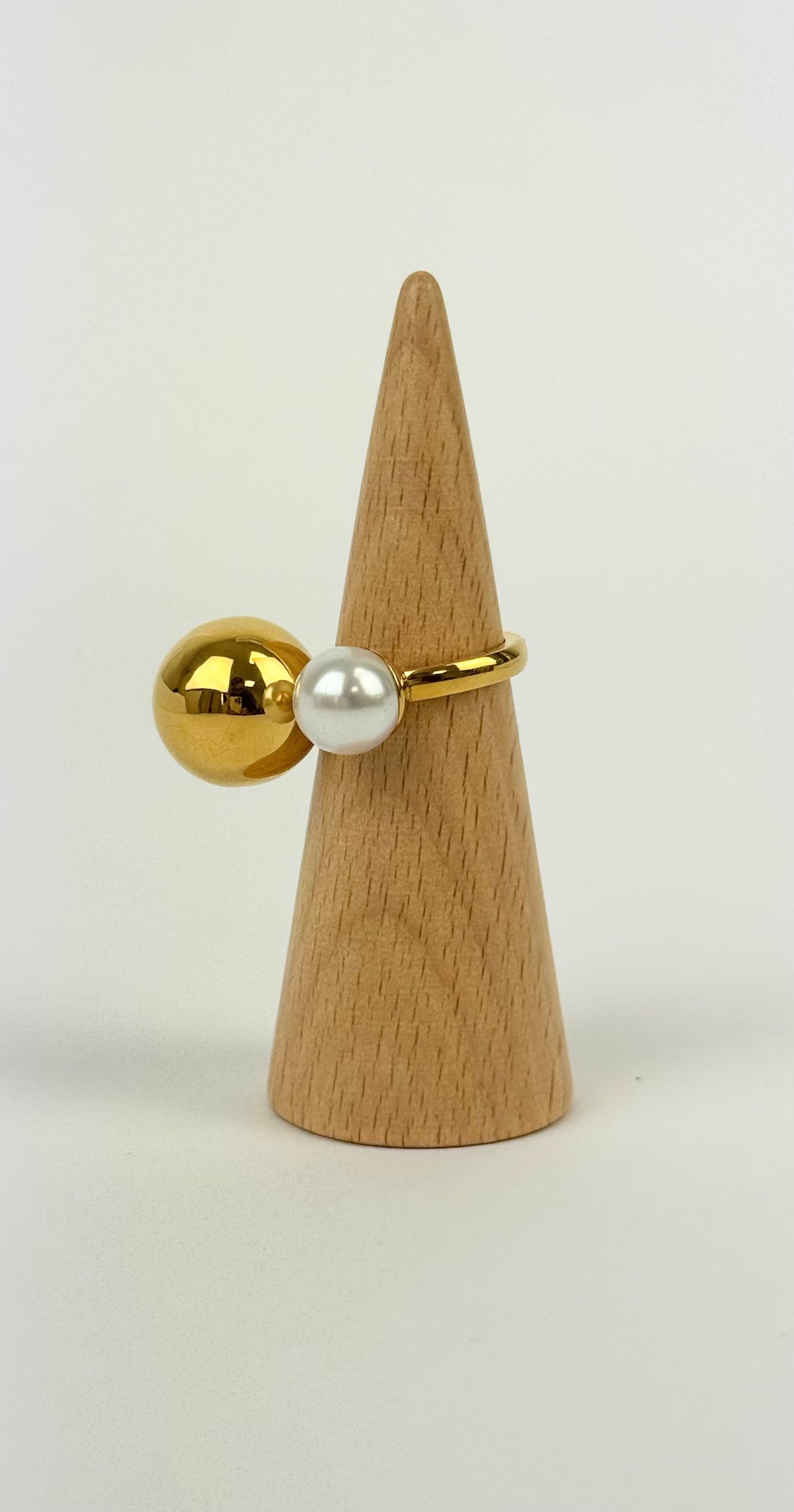 Anel aço bola dourada e bola pérola