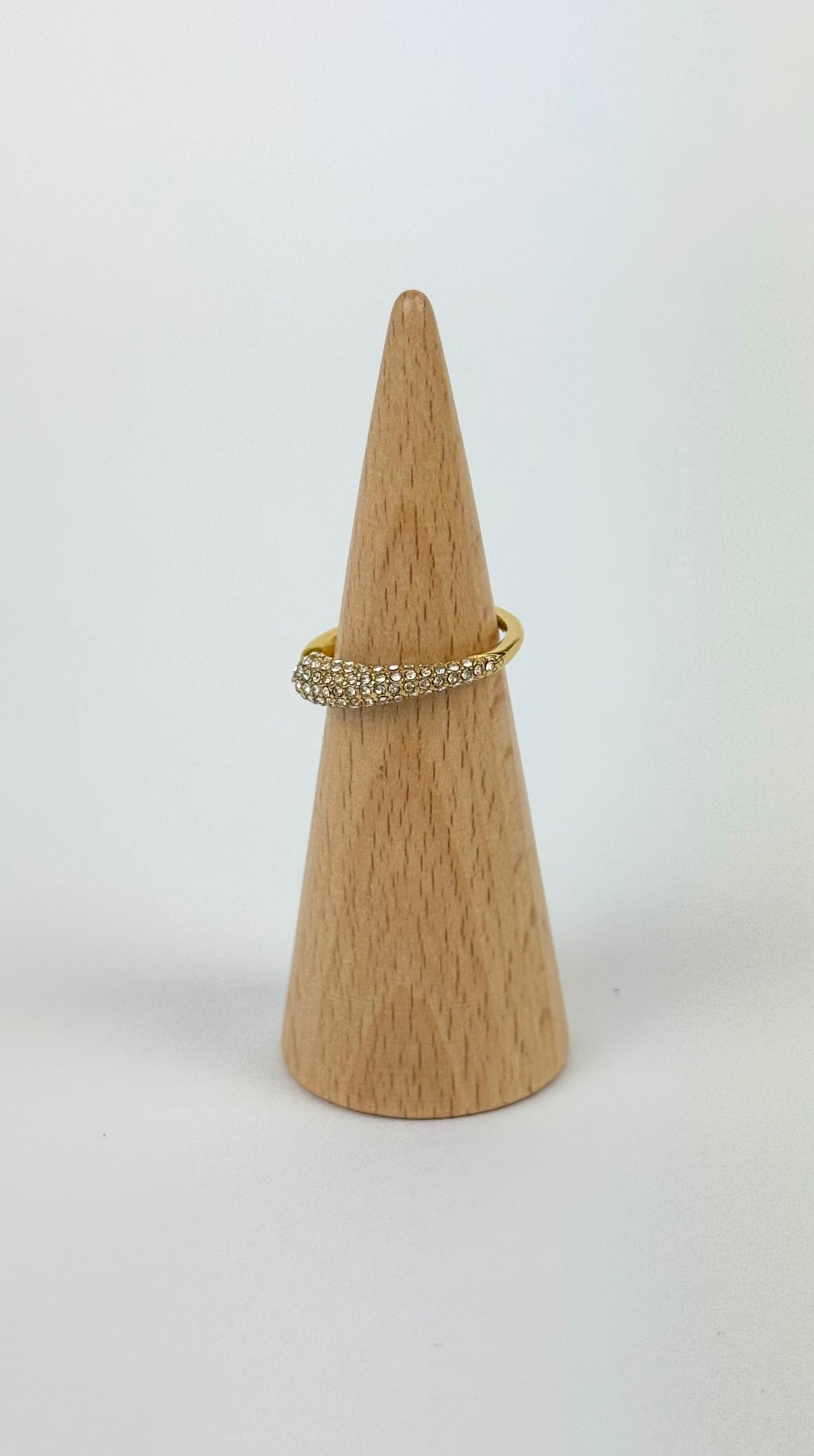 Anel aço dourado com pequenos brilhos