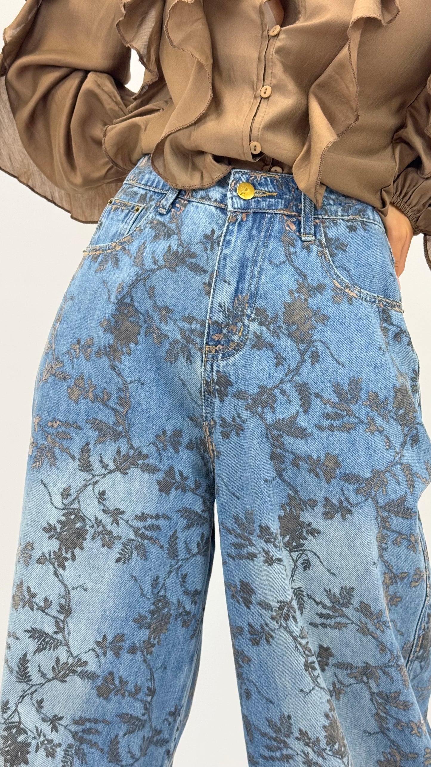 Calça de ganga com estampado floral castanho