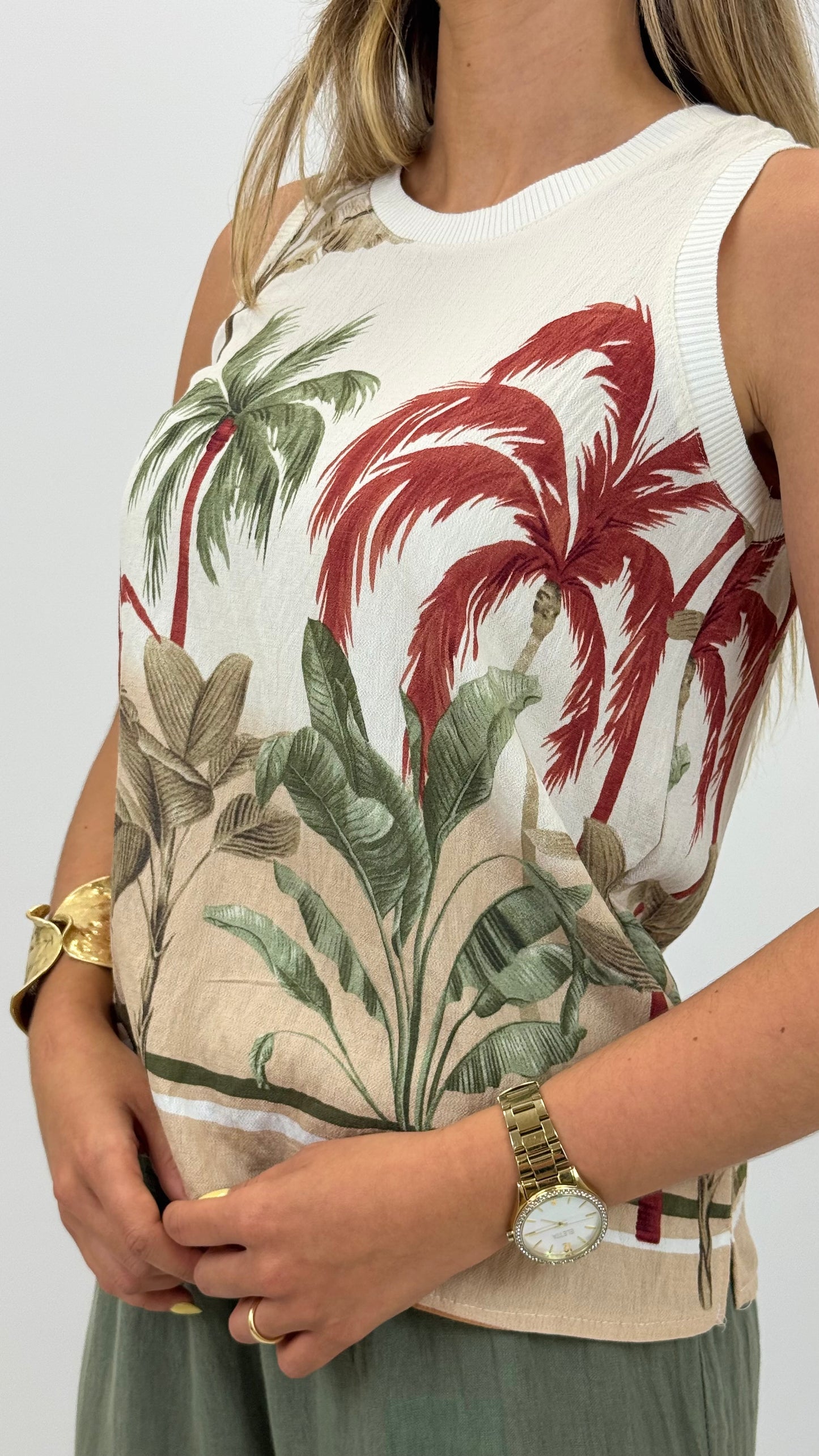 Top fundo creme com estampado tropical