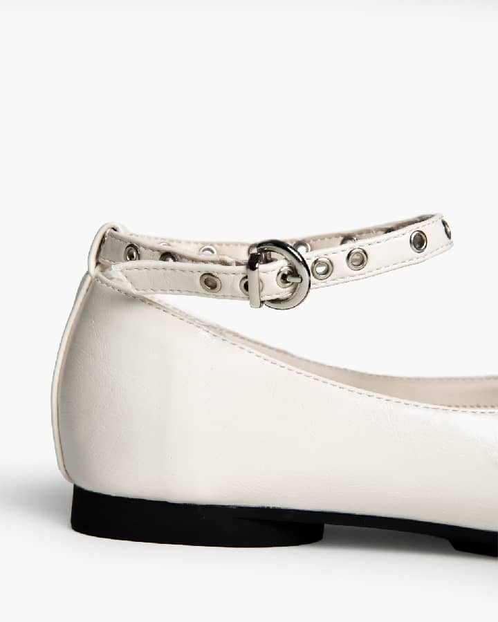 Sapato raso com fivelas pérola