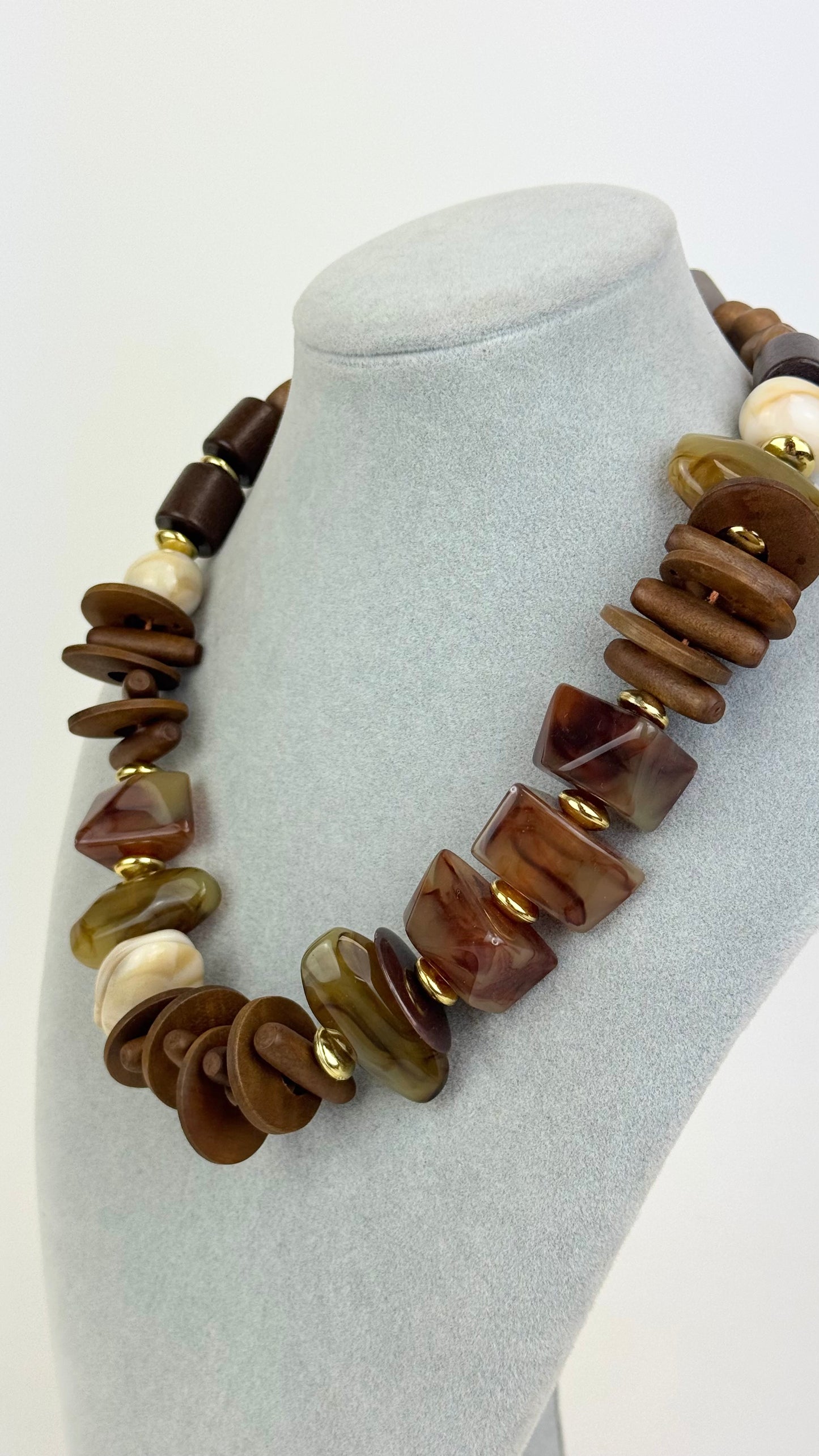 Colar acrílico castanho e verde e com pormenores madeira