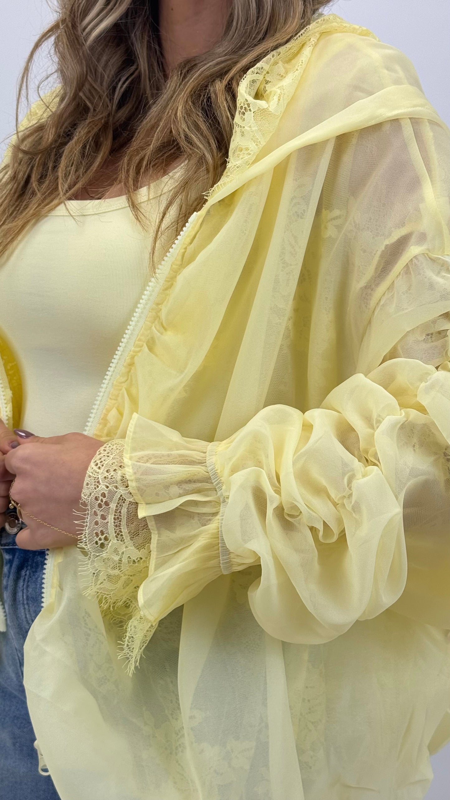Casaco fino amarelo com renda