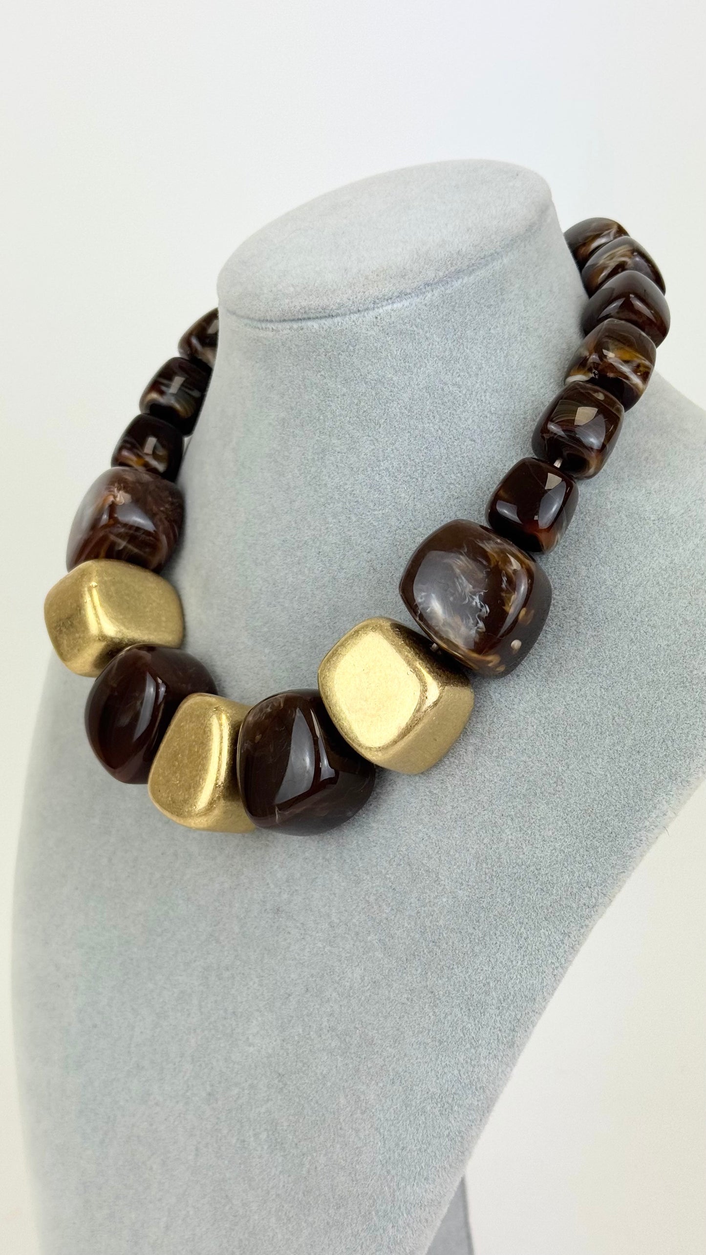 Colar cubos acrílico castanho e dourado