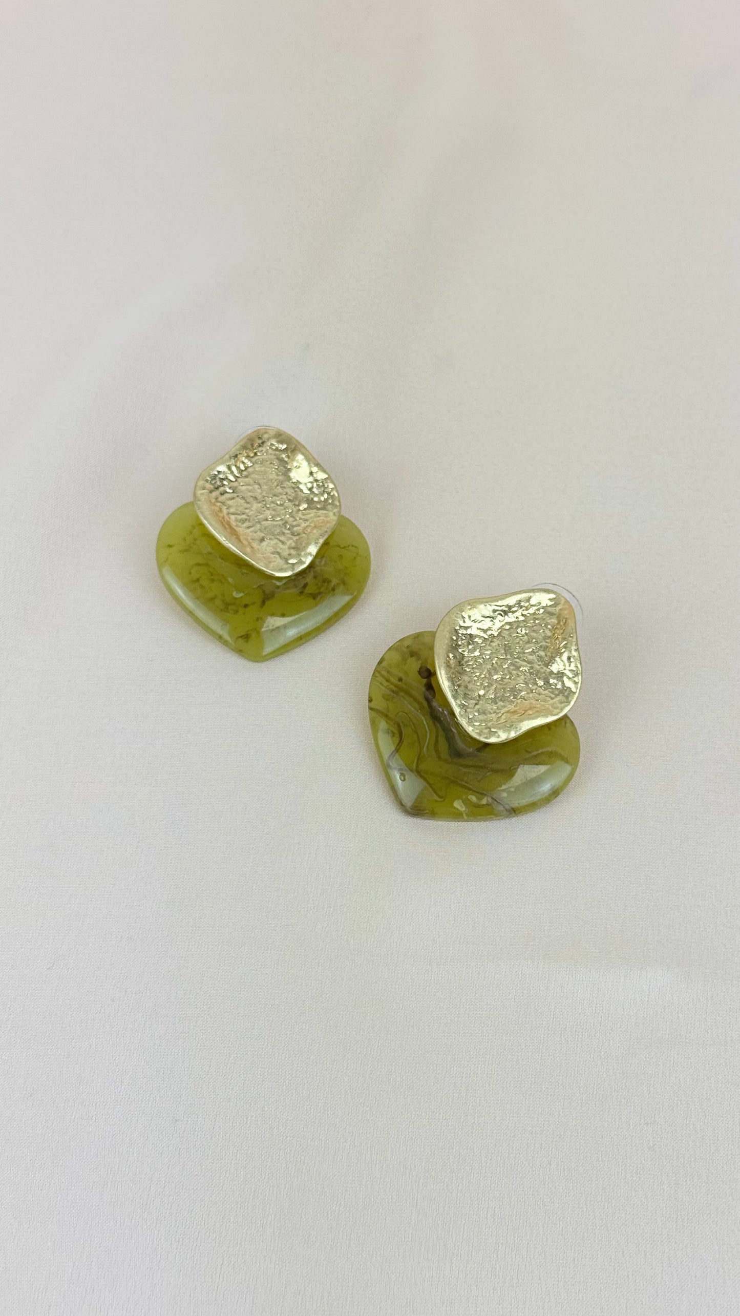 Brincos em acrílico verde e dourado