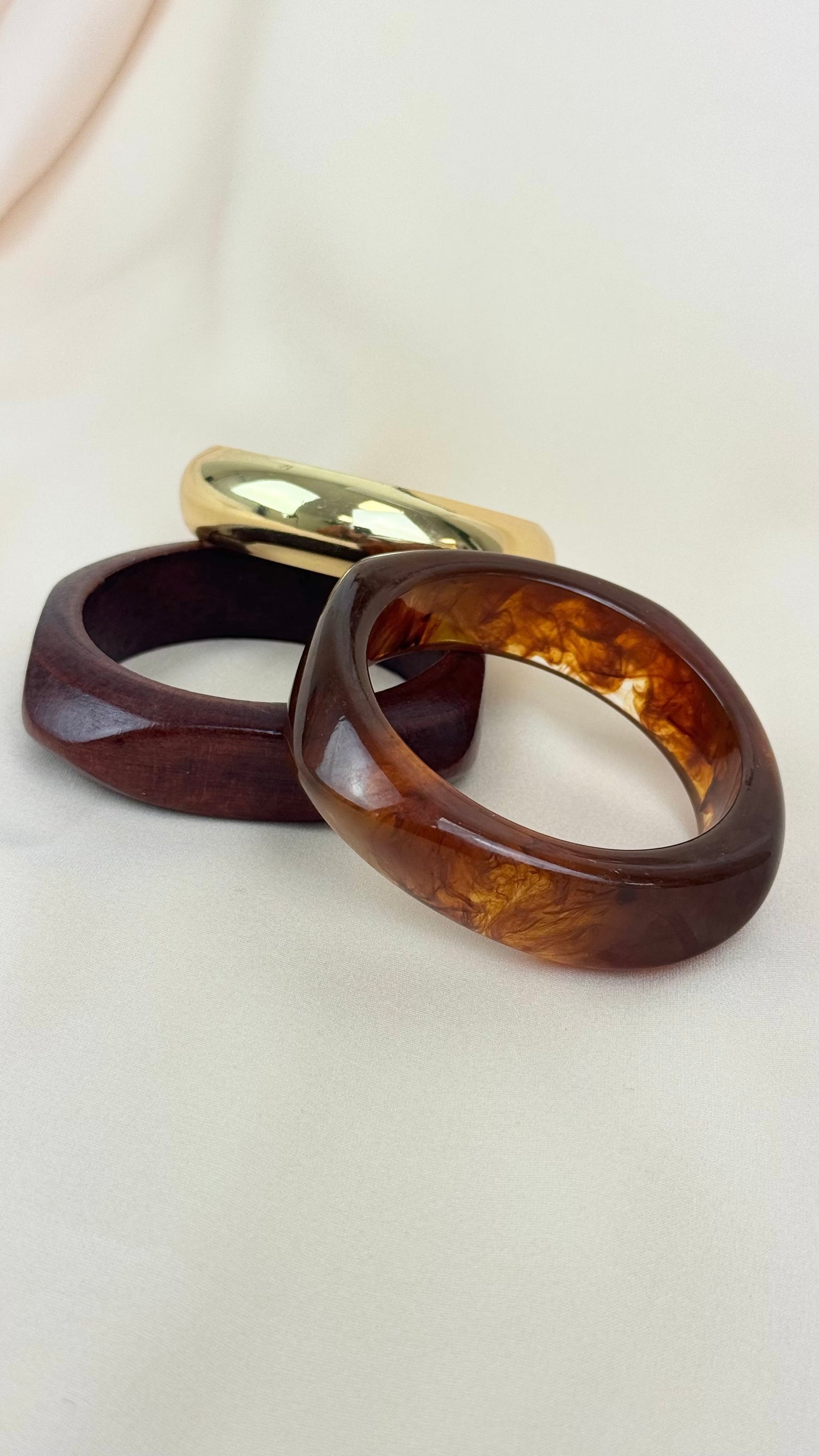 Conjunto 3 pulseiras madeira, dourado e acrílico