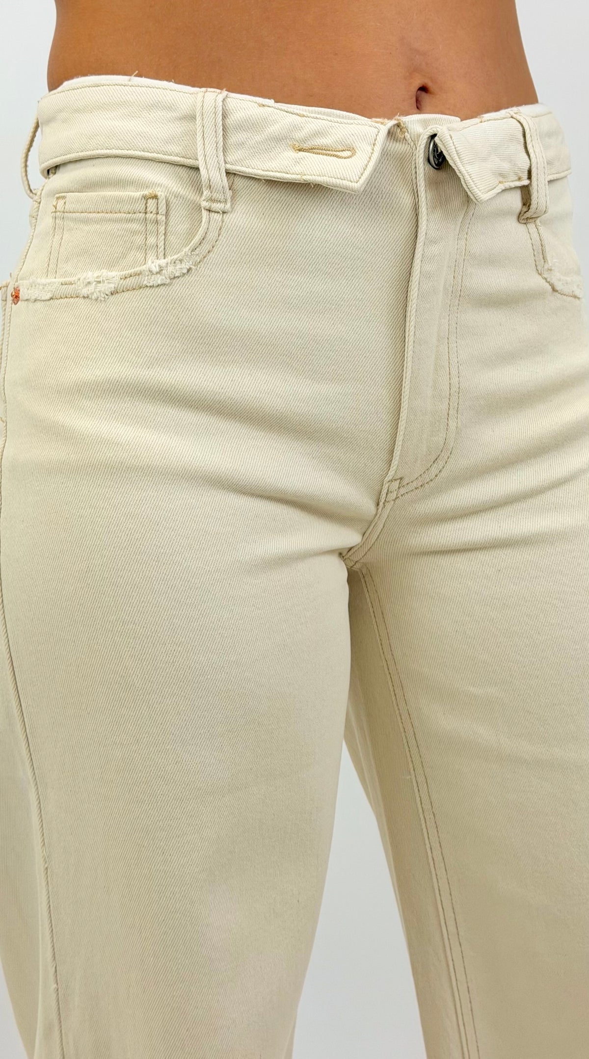 Calça sarja creme dobra na cintura