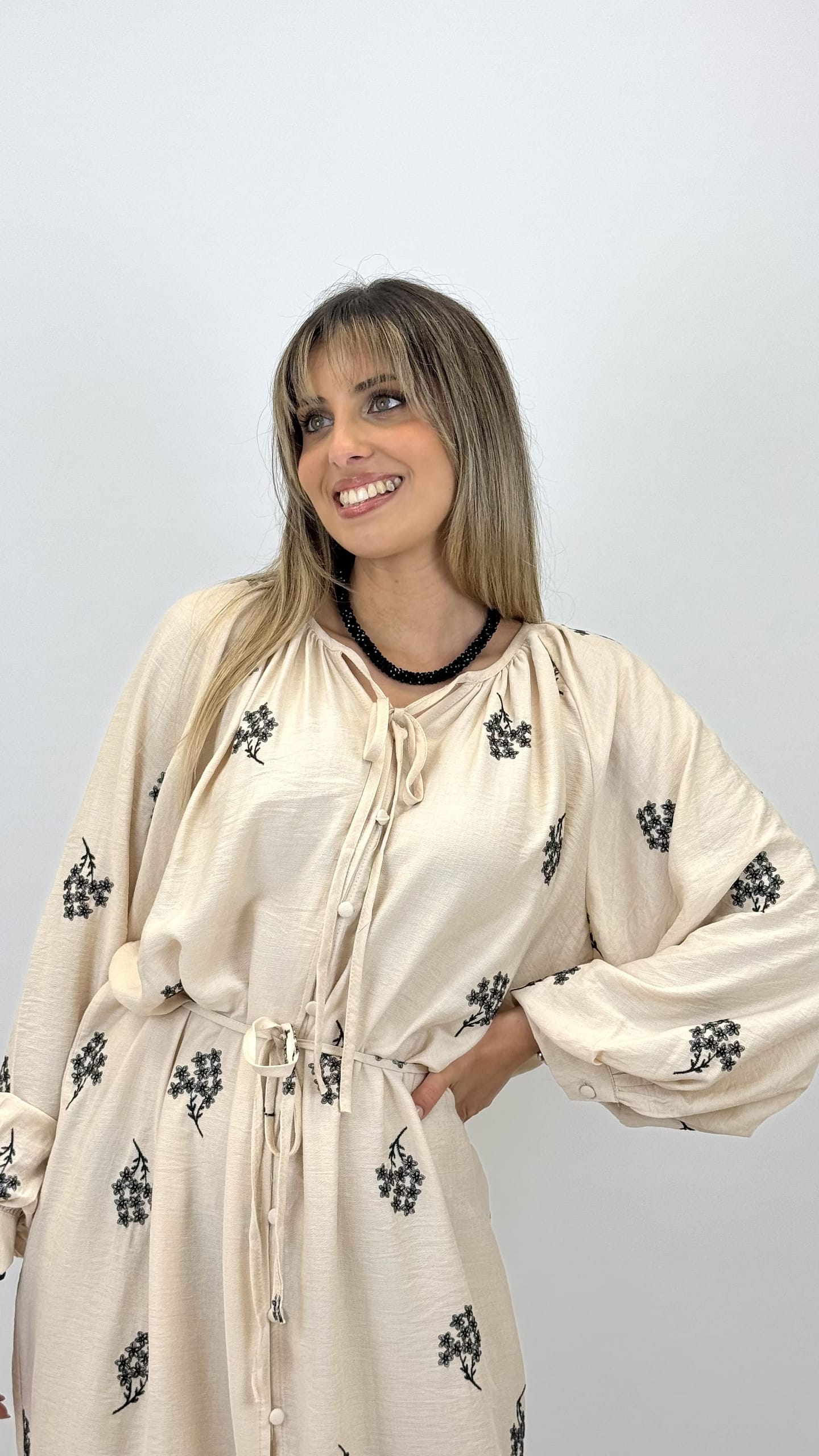 Vestido creme com bordados florais em preto