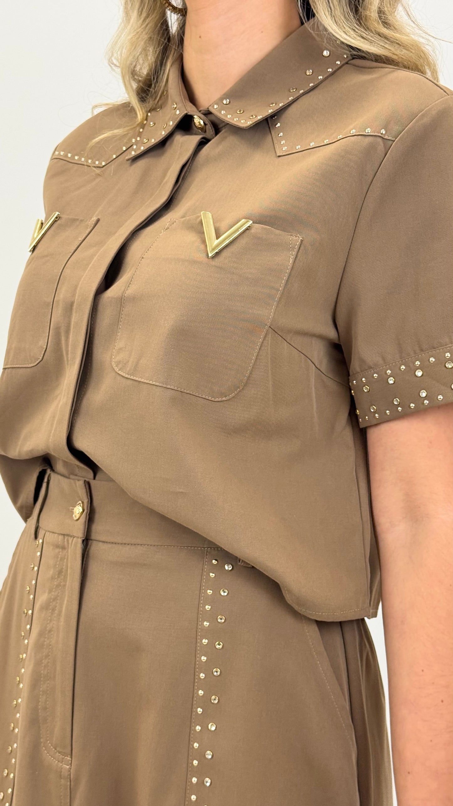 Conjunto blusa e saia castanho com brilhos