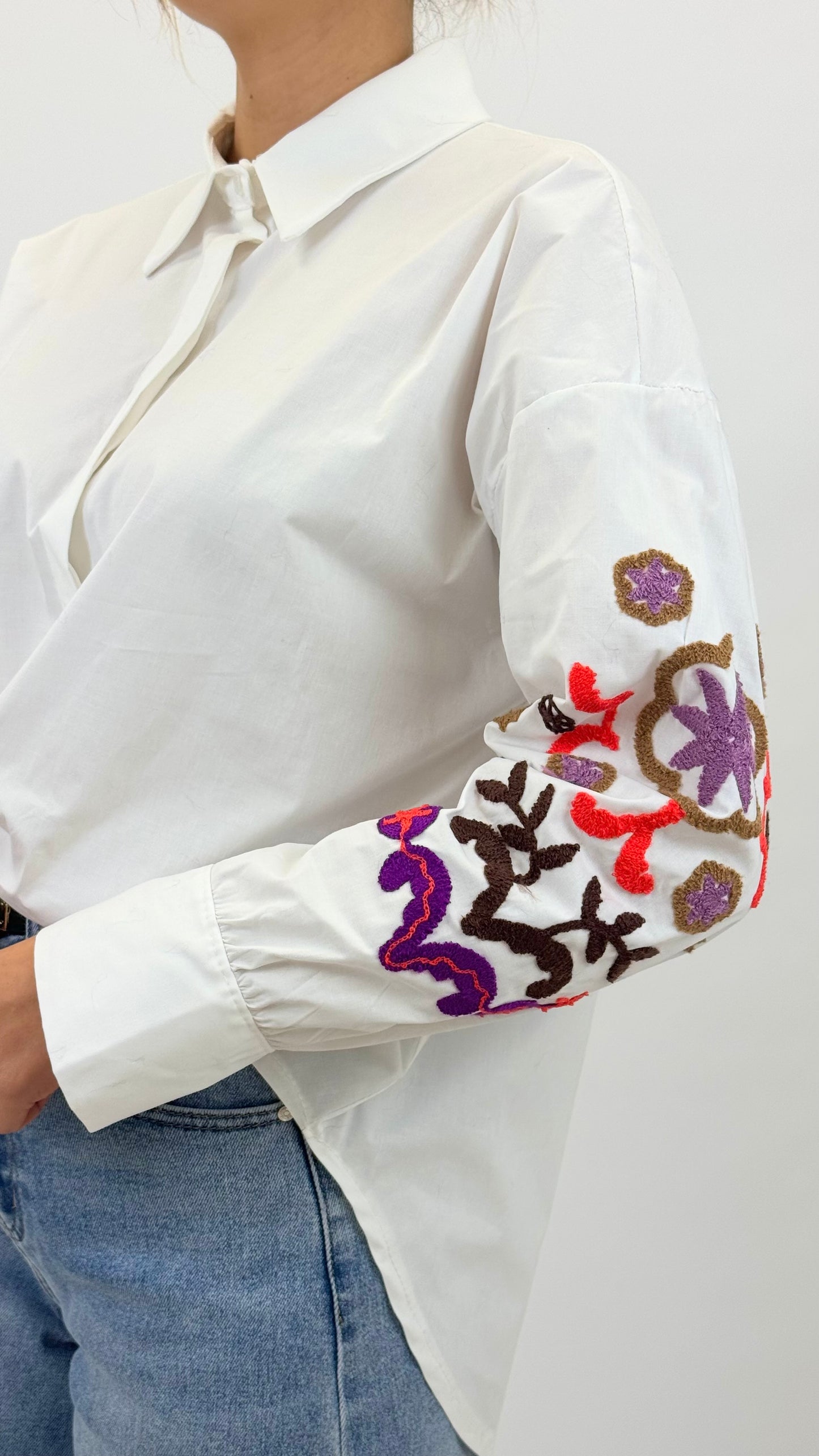 Blusa branca com bordado relevo nas mangas