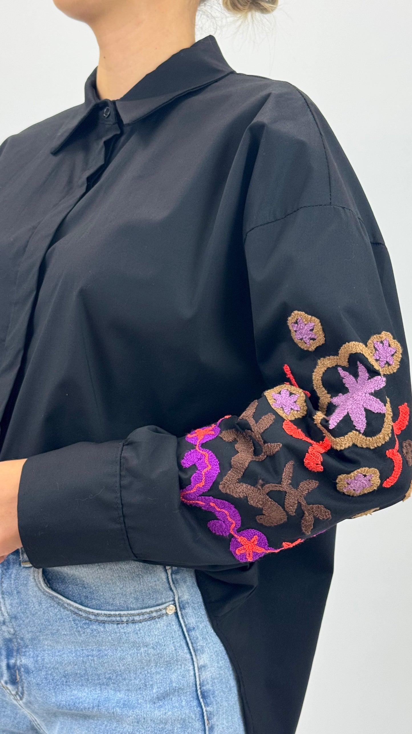 Blusa preta com bordado relevo nas mangas