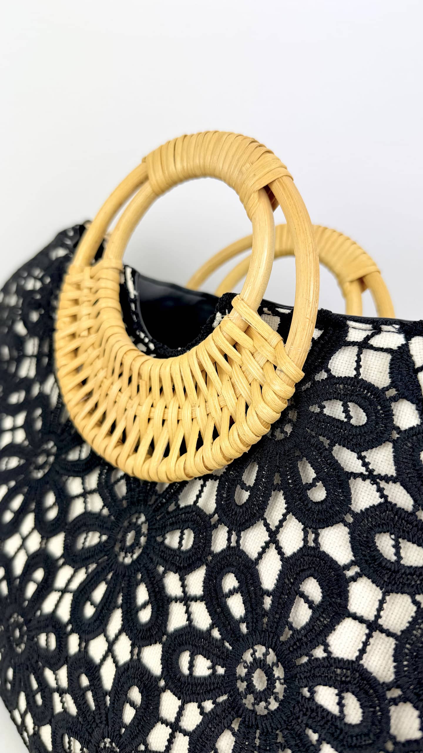 Carteira preta com bordado floral e alça em palha