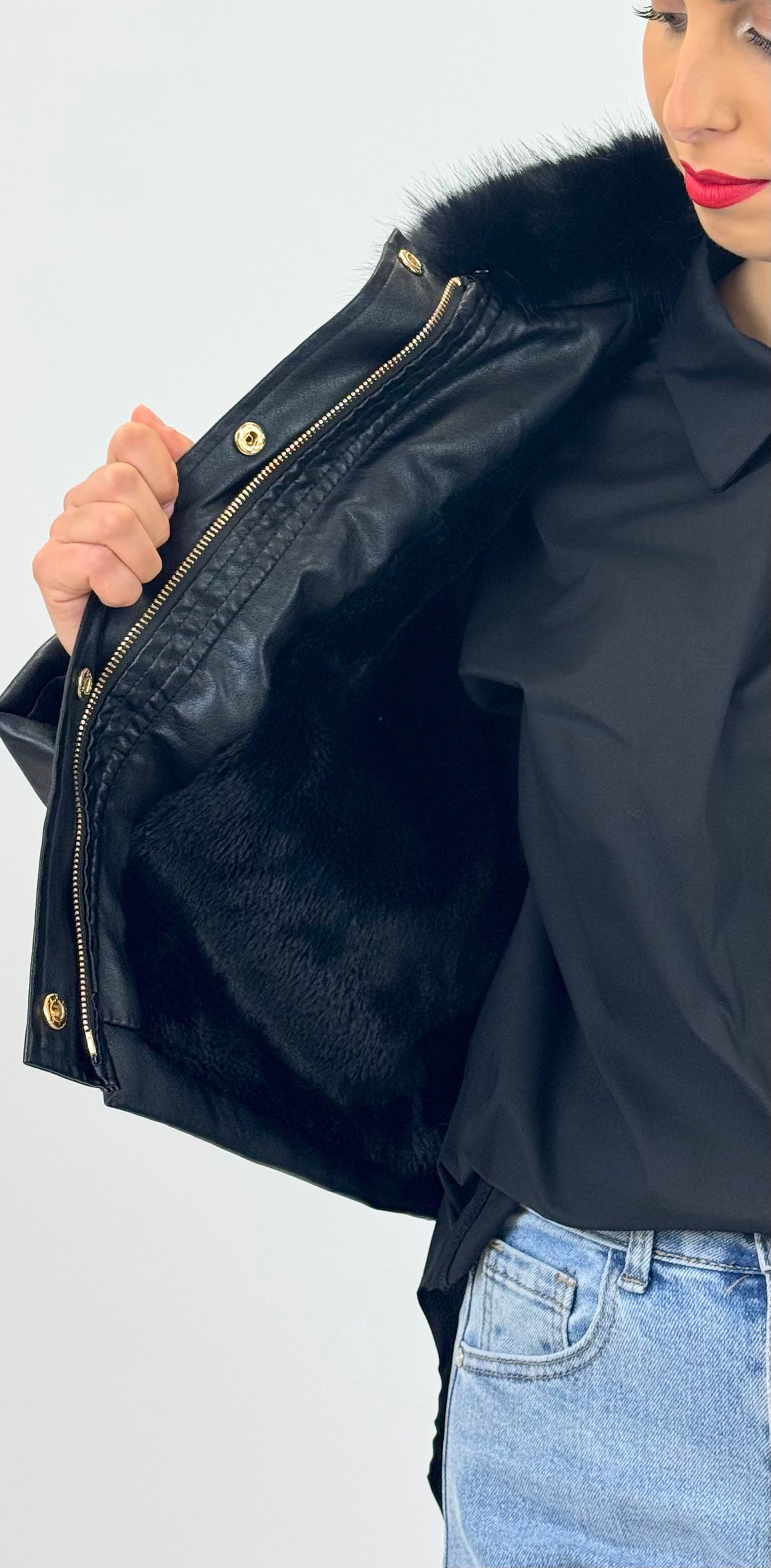 Casaco eco-pele preto com pêlo na gola
