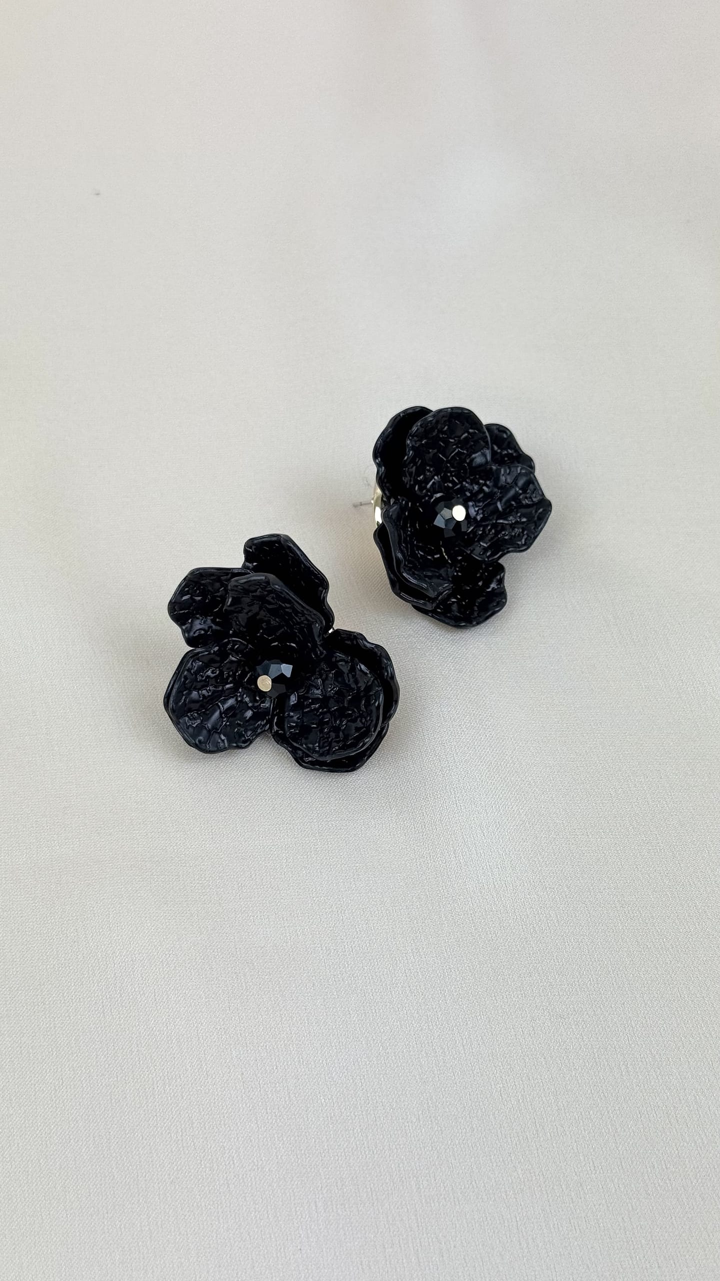 Brincos flor em acrílico preta
